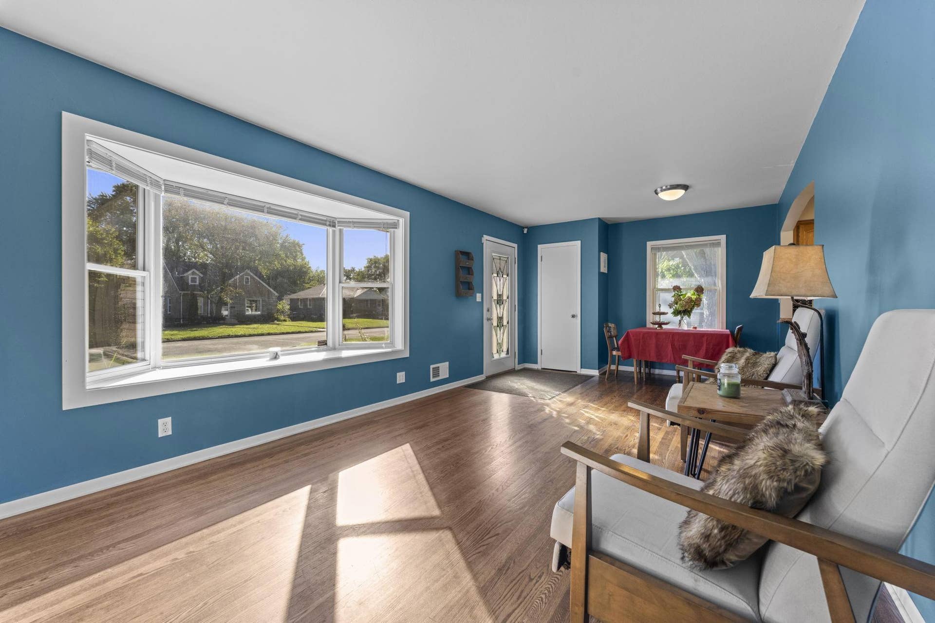 5347 Morgan living room5.jpg