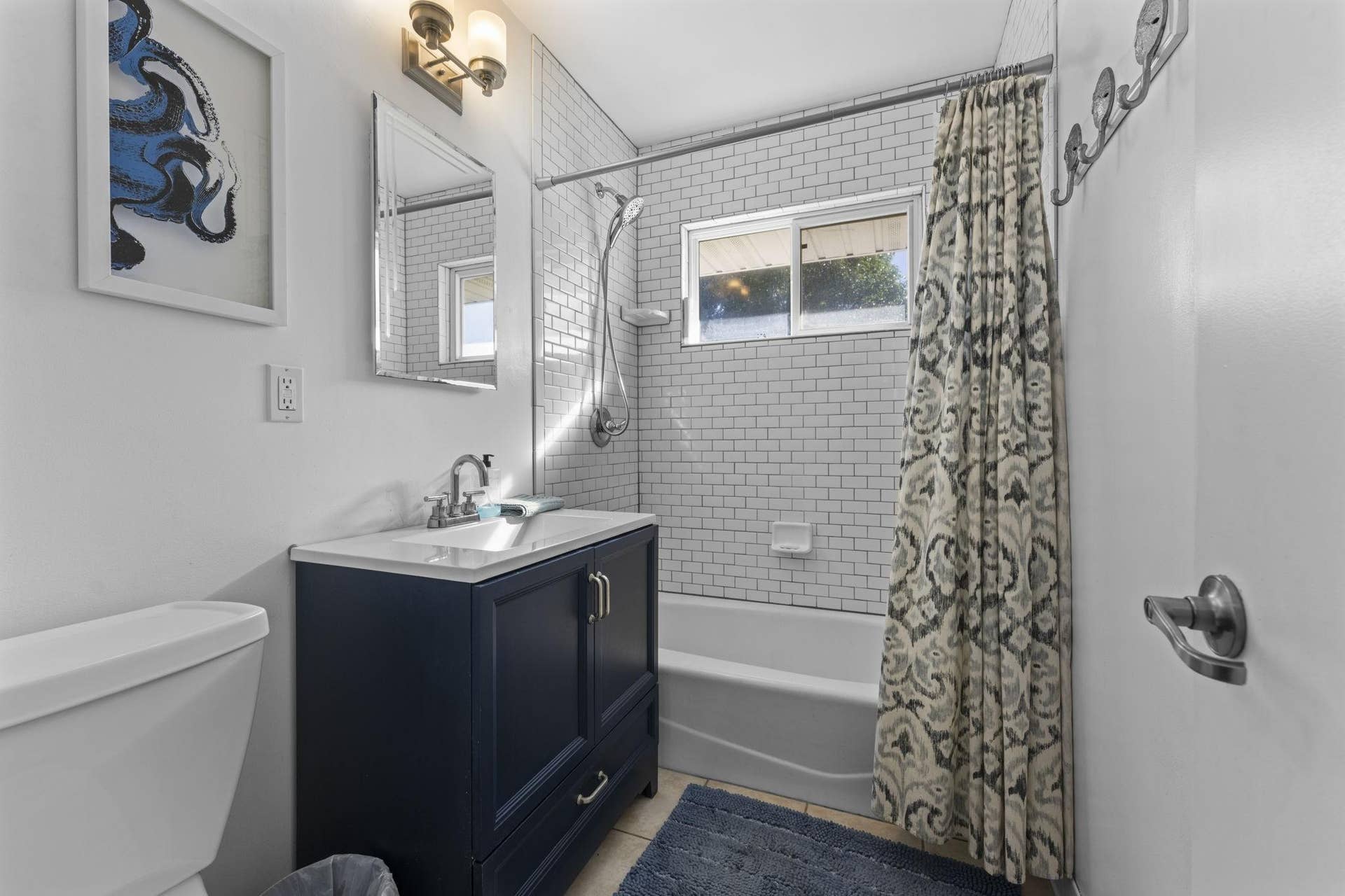5347 Morgan main bath1.jpg