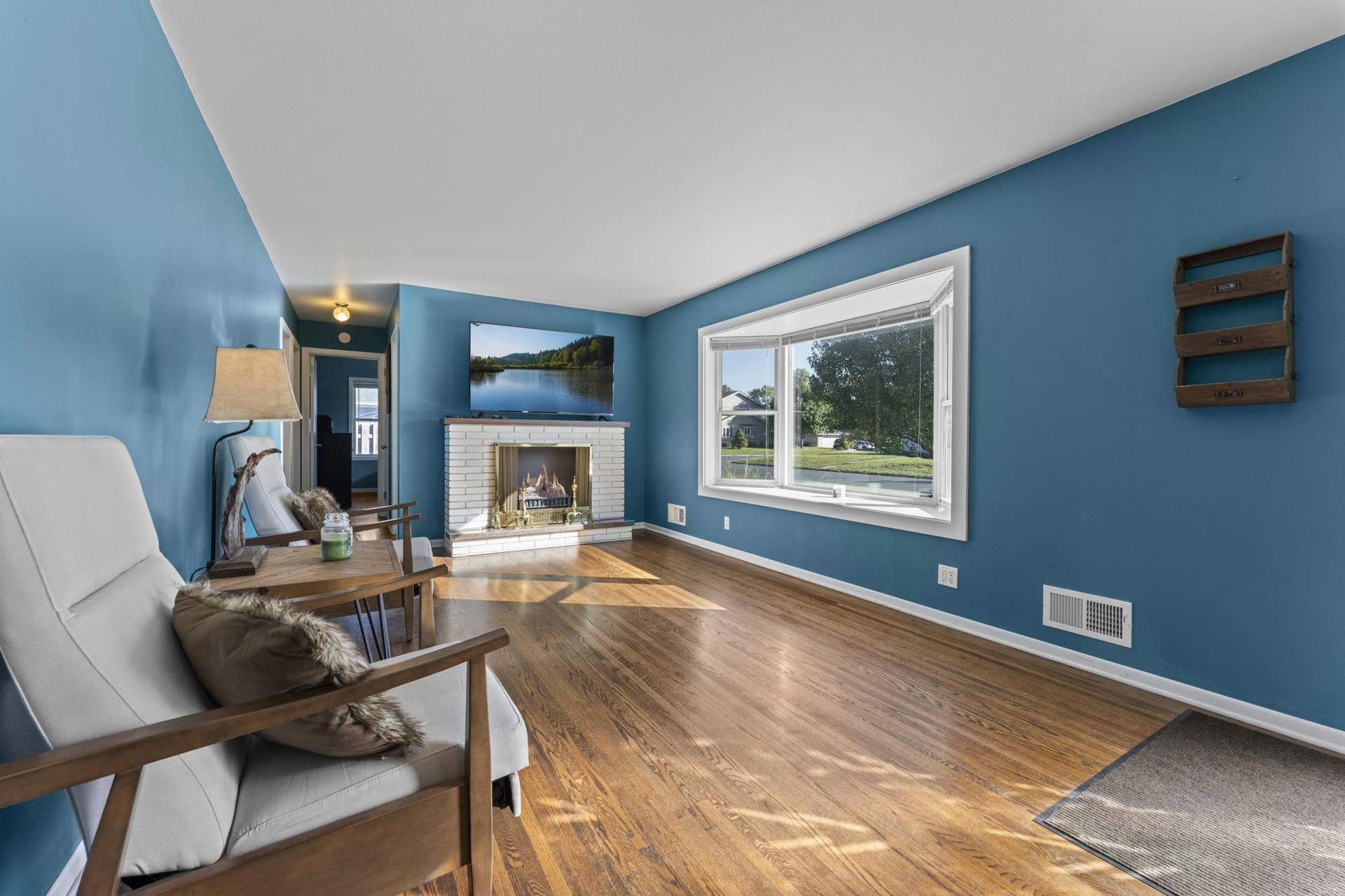 5347 Morgan living room3.jpg