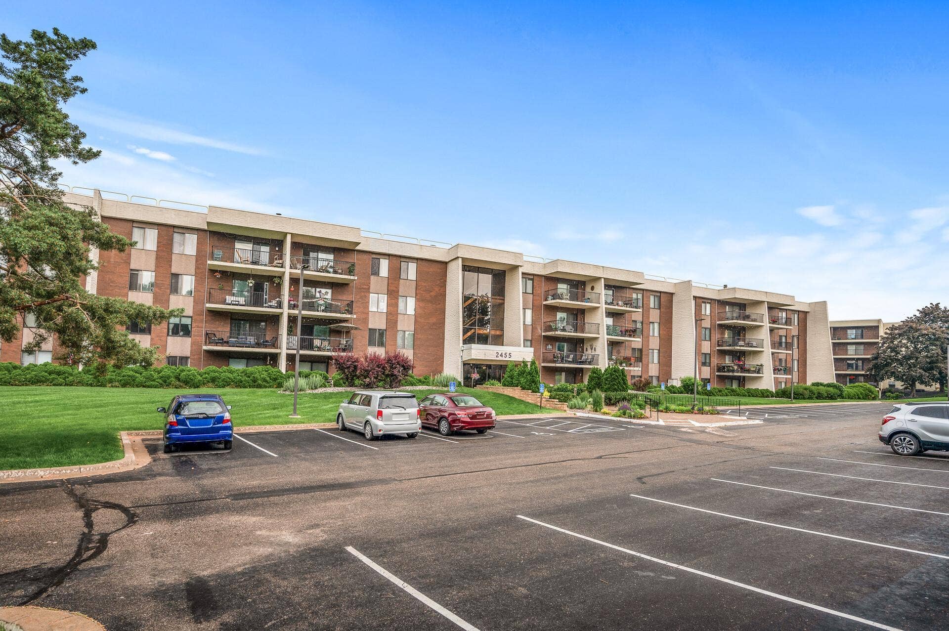2455 Londin Lane E, #216, Maplewood, MN 55119 2455 Londin Lane E, #216, Maplewood, MN 55119