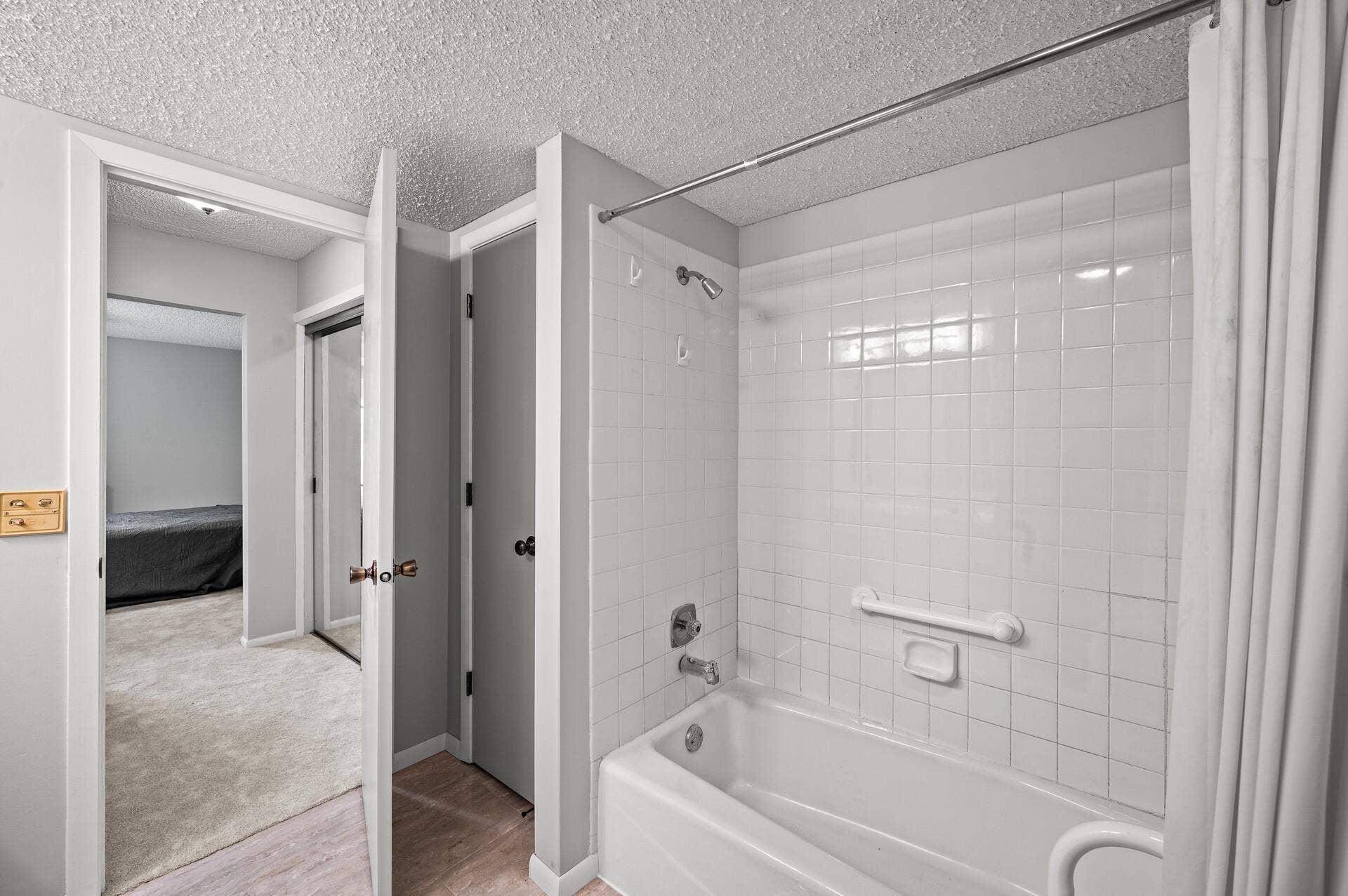 2455 Londin Lane E, #216, Maplewood, MN 55119 2455 Londin Lane E, #216, Maplewood, MN 55119