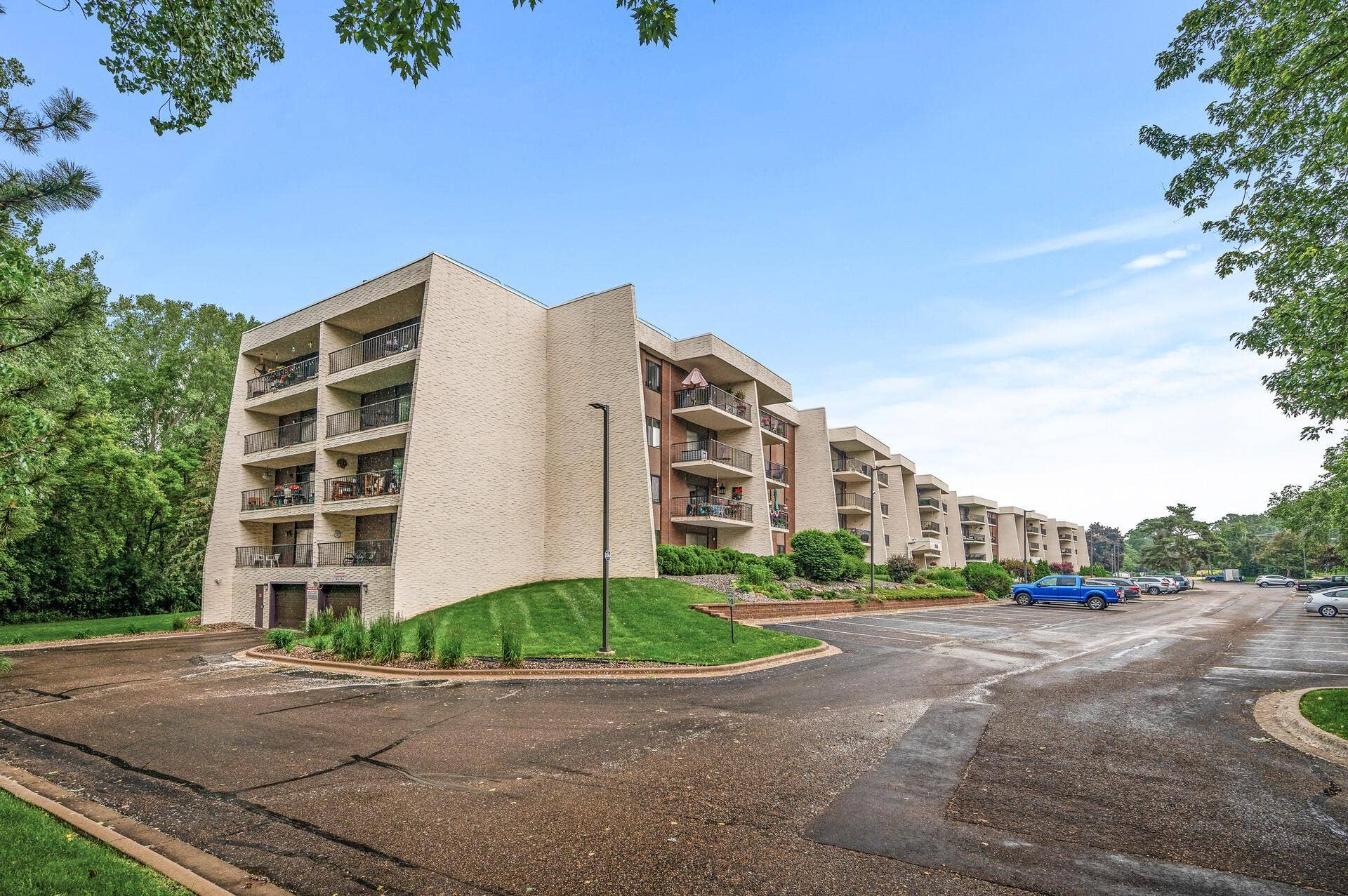 2455 Londin Lane E, #216, Maplewood, MN 55119 2455 Londin Lane E, #216, Maplewood, MN 55119