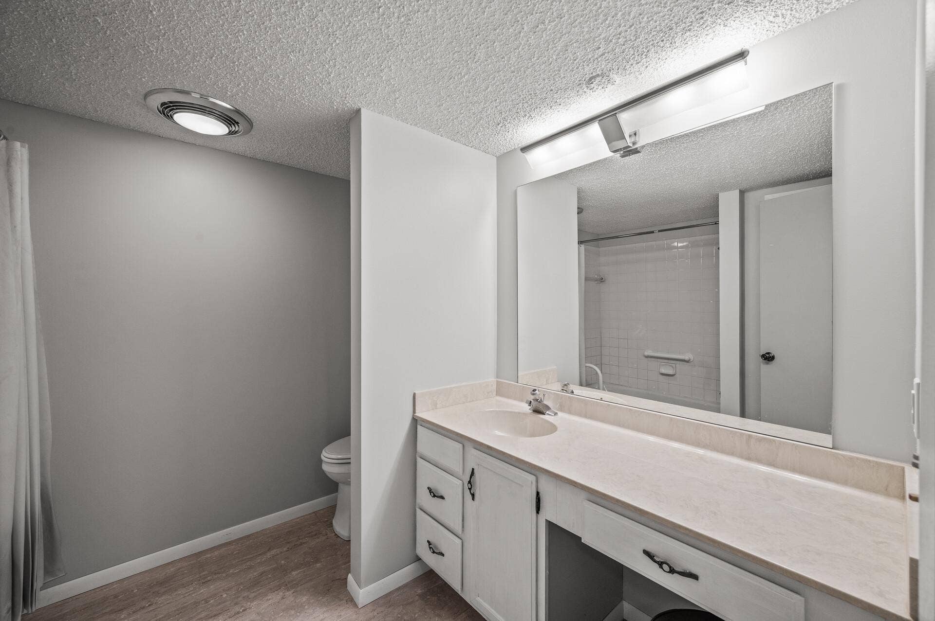 2455 Londin Lane E, #216, Maplewood, MN 55119 2455 Londin Lane E, #216, Maplewood, MN 55119