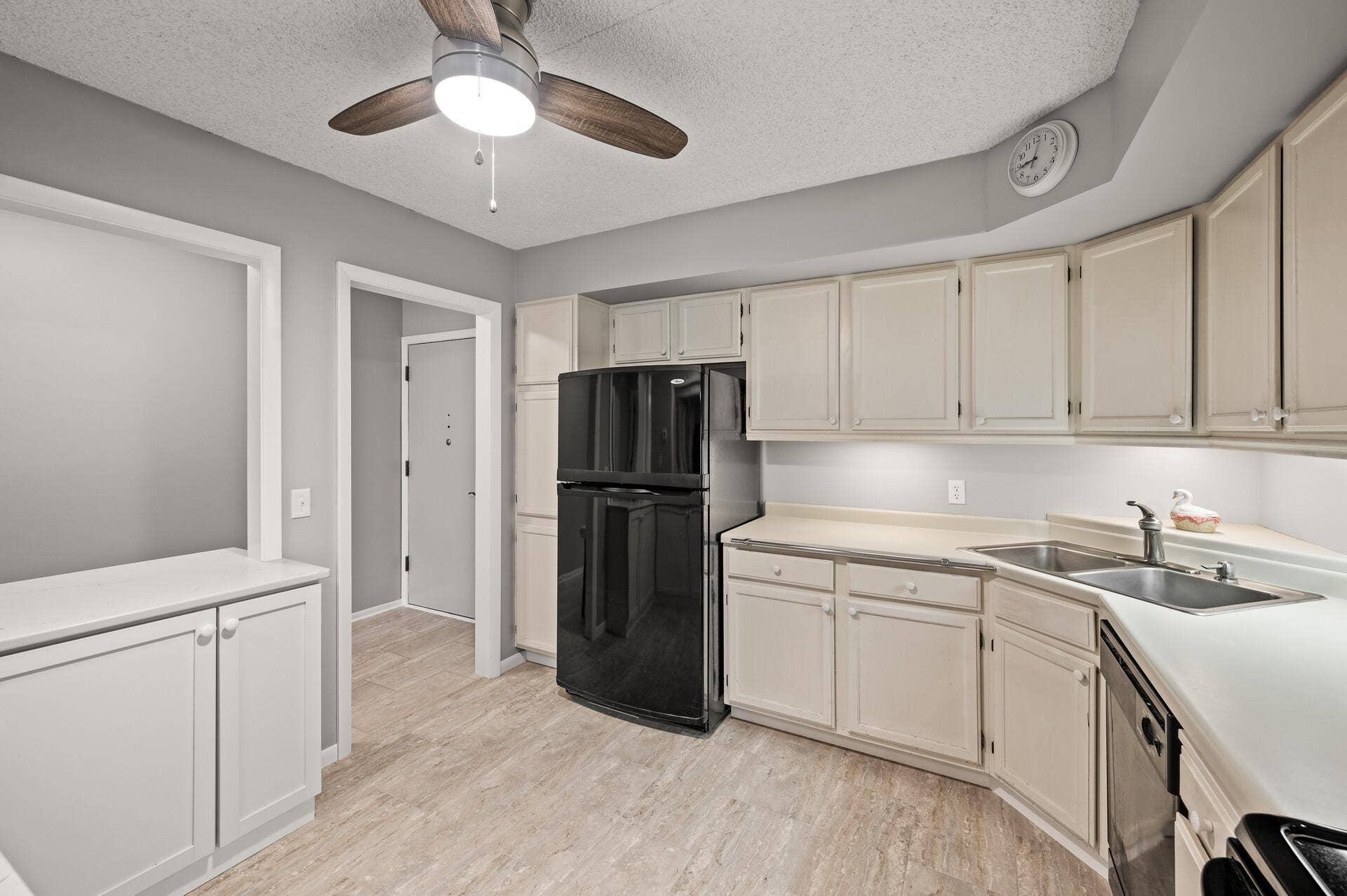 2455 Londin Lane E, #216, Maplewood, MN 55119 2455 Londin Lane E, #216, Maplewood, MN 55119