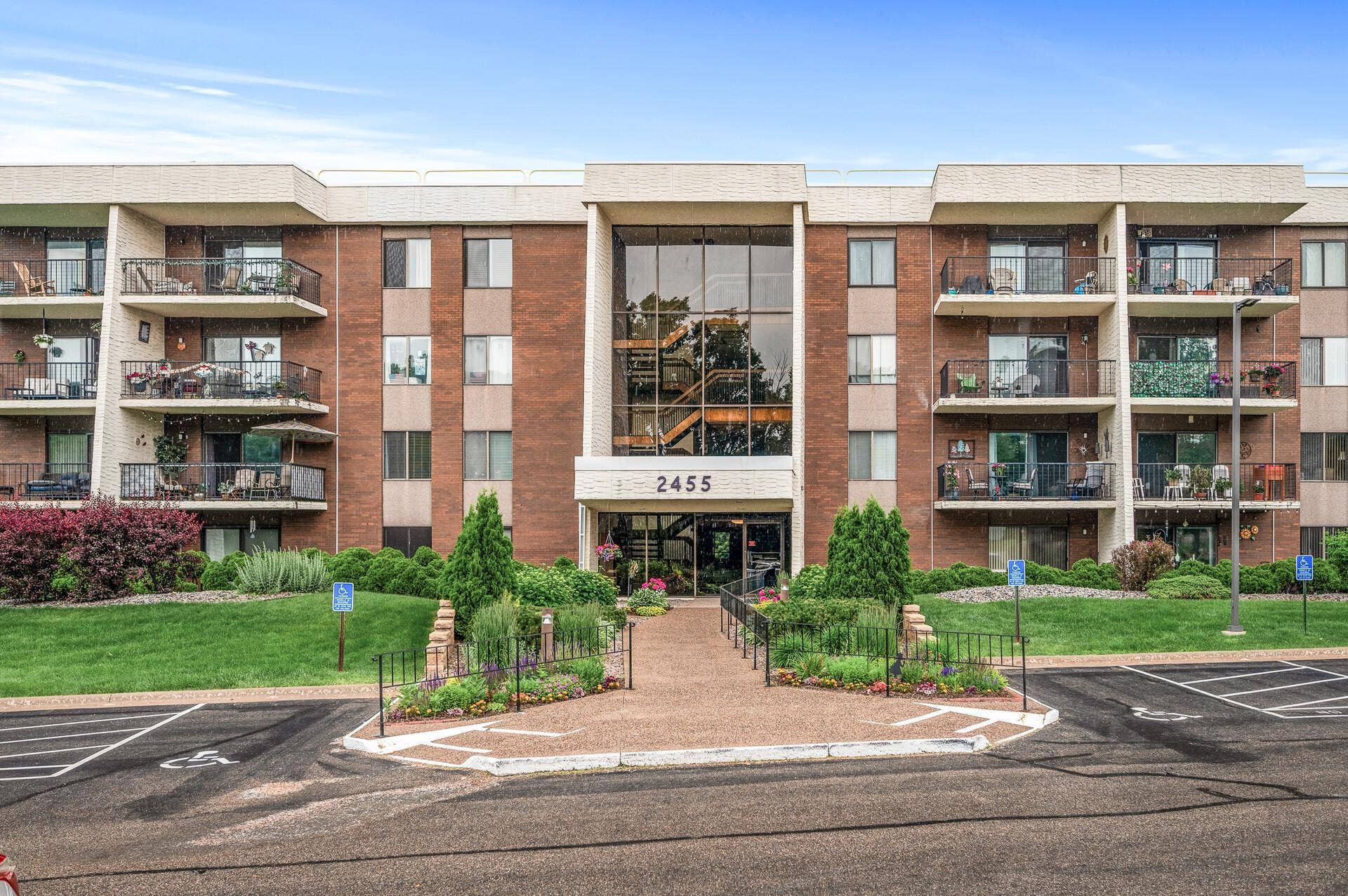 2455 Londin Lane E, #216, Maplewood, MN 55119 2455 Londin Lane E, #216, Maplewood, MN 55119