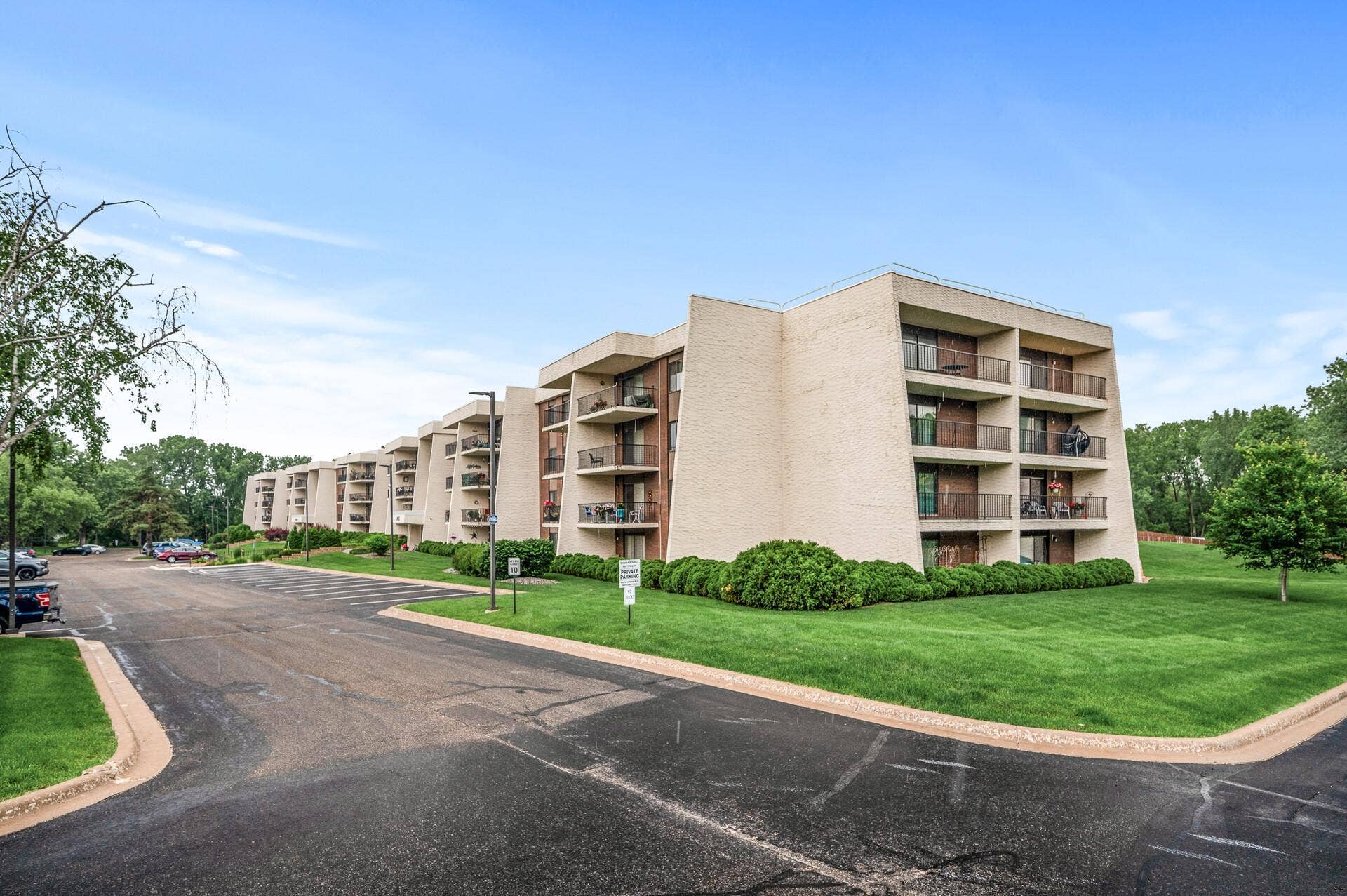 2455 Londin Lane E, #216, Maplewood, MN 55119 2455 Londin Lane E, #216, Maplewood, MN 55119