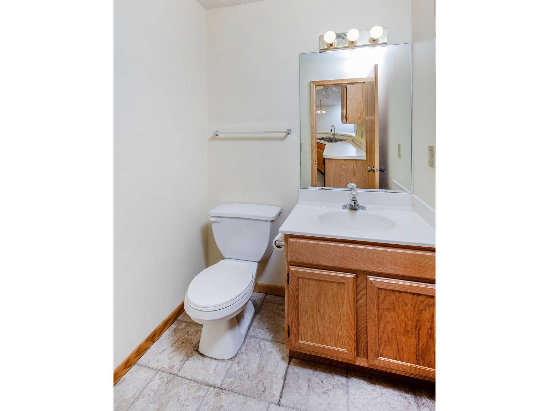 9175 Troon Court, Woodbury, MN 55125 Main floor 1/2 Bath