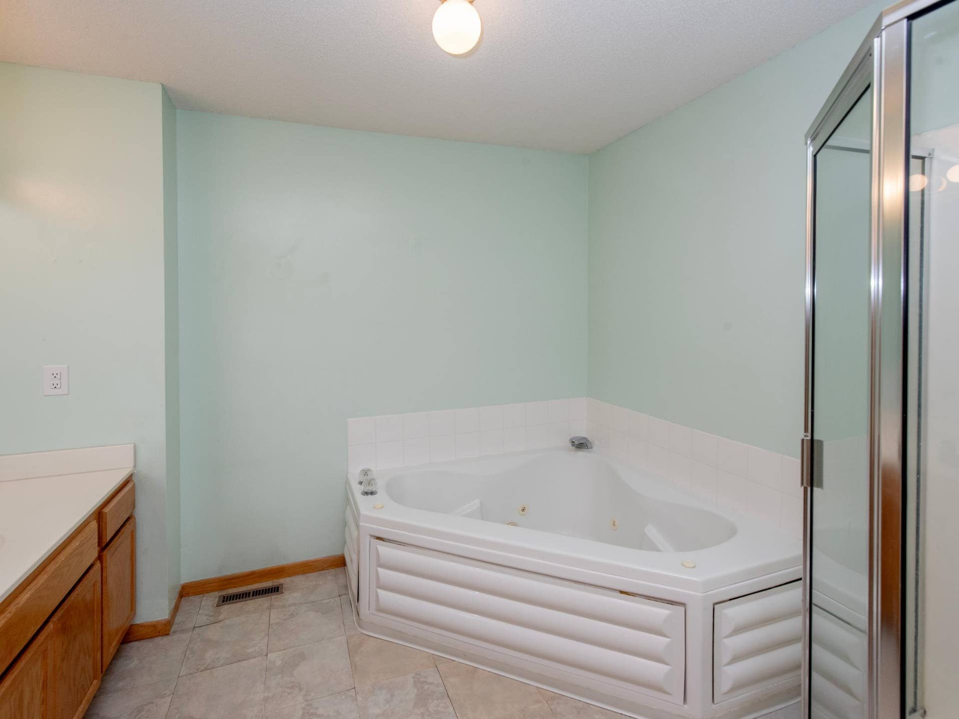 9175 Troon Court, Woodbury, MN 55125 spacious upper level bathroom