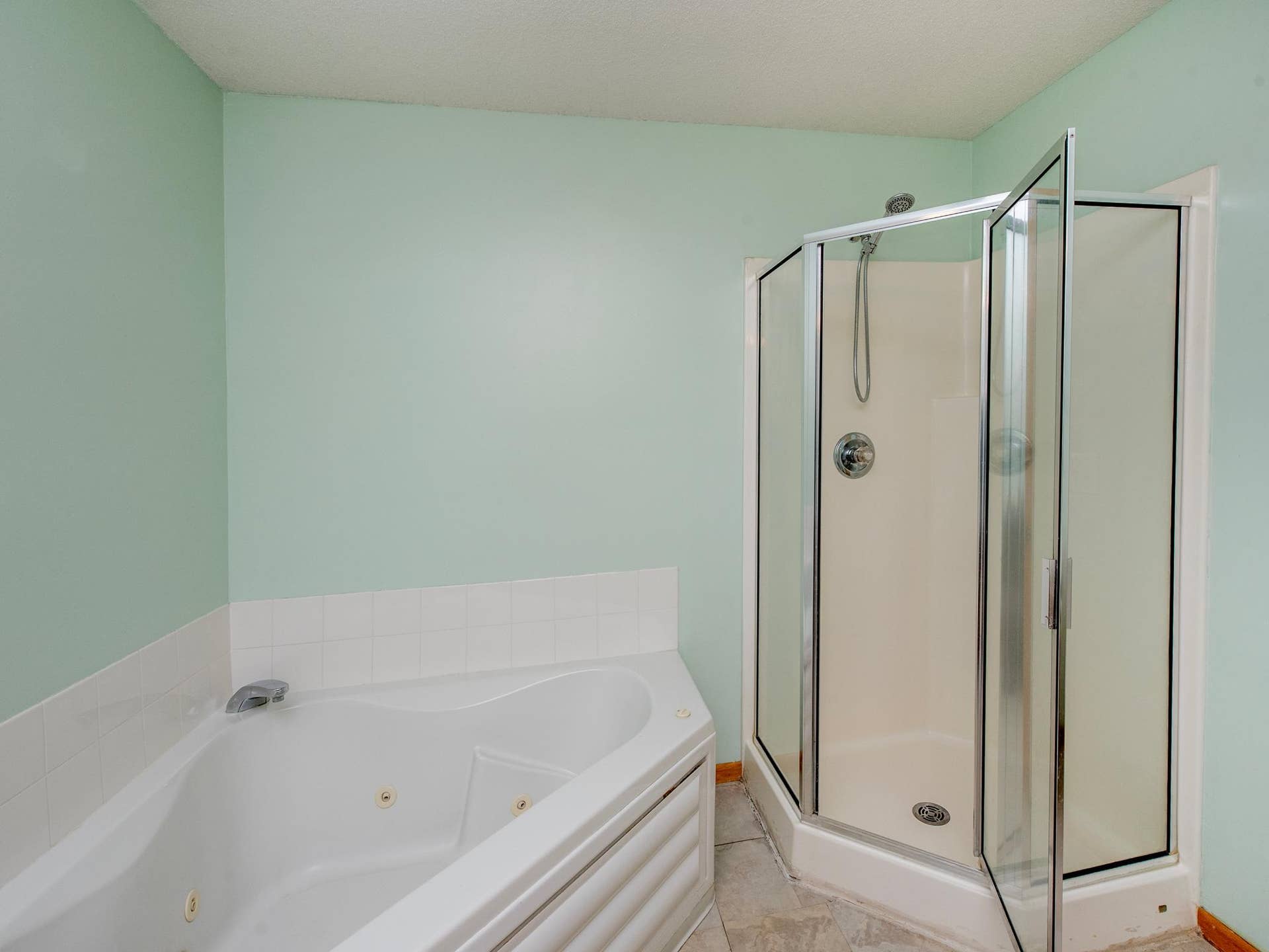 9175 Troon Court, Woodbury, MN 55125 separate tub/shower