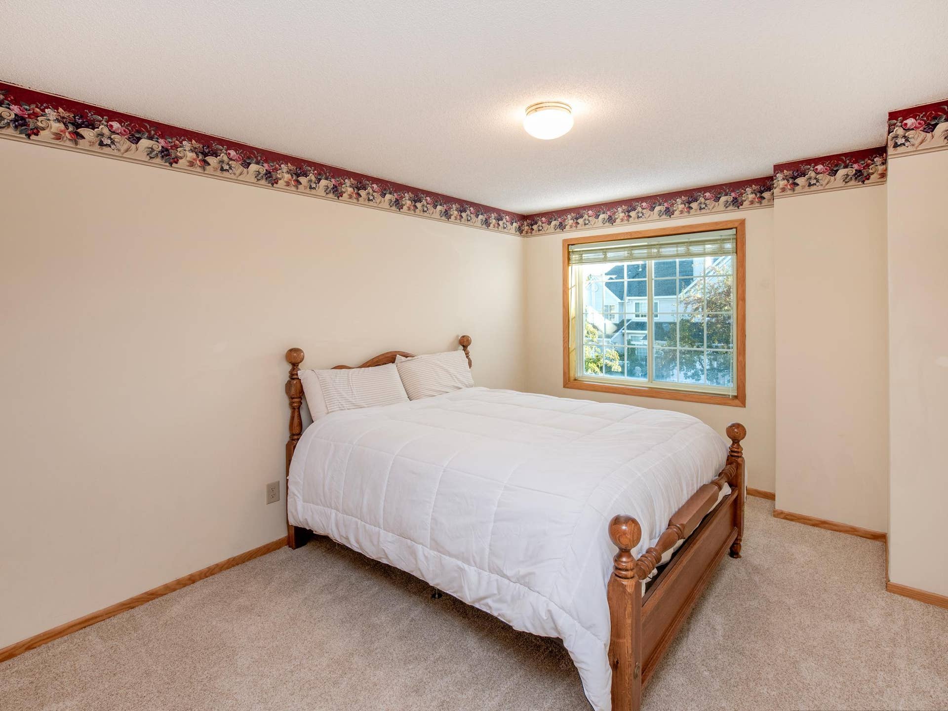 9175 Troon Court, Woodbury, MN 55125 Upper level bedroom