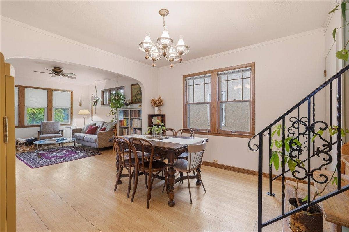 Dinner with friends, slow Sunday breakfasts or weeknight takeoutthe dining room gives you a dedicated place to gather without feeling disconnected from the living space.