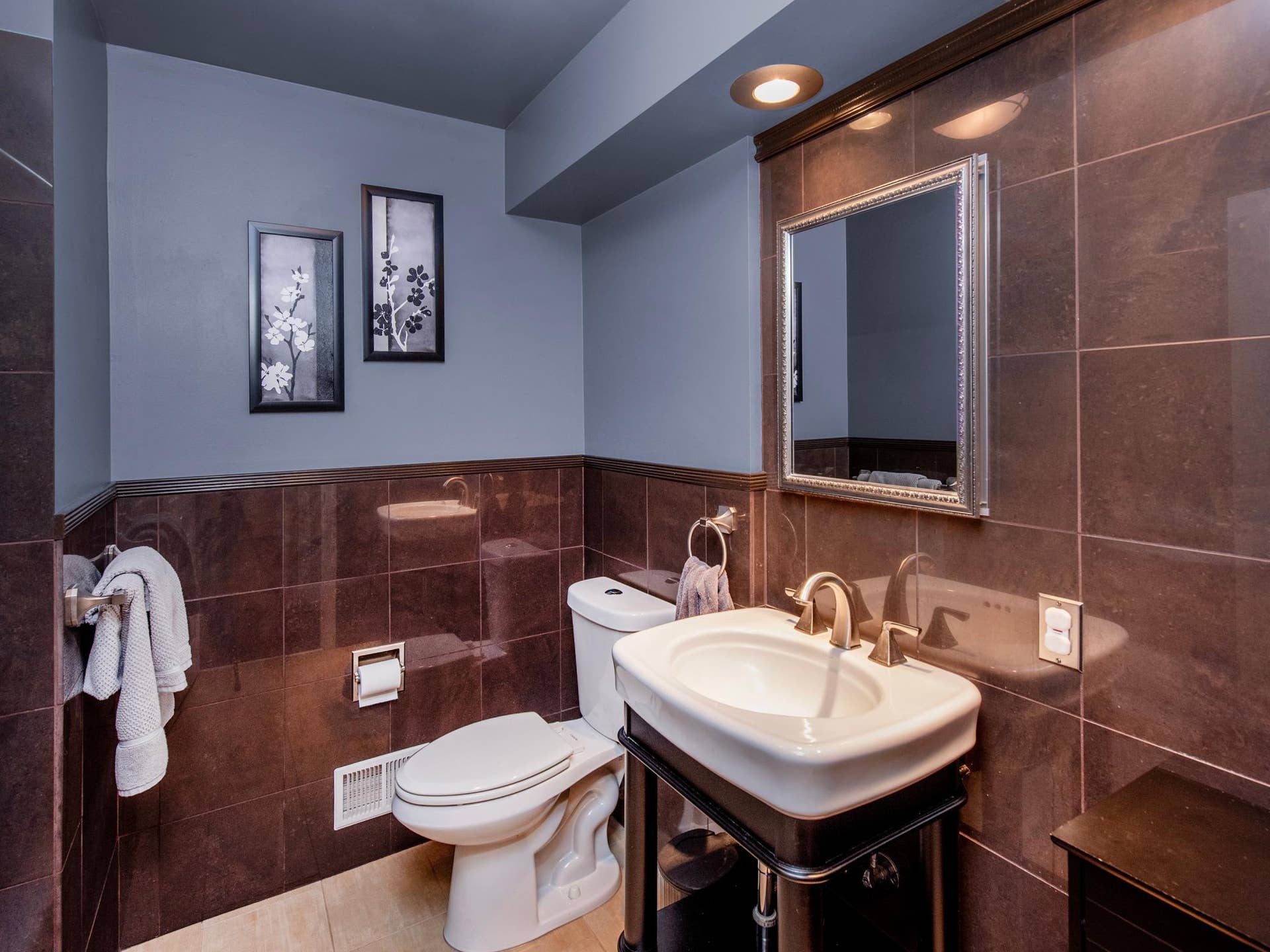 1492 Red Cedar Road, Eagan, MN 55121 Upper level full bathroom.
