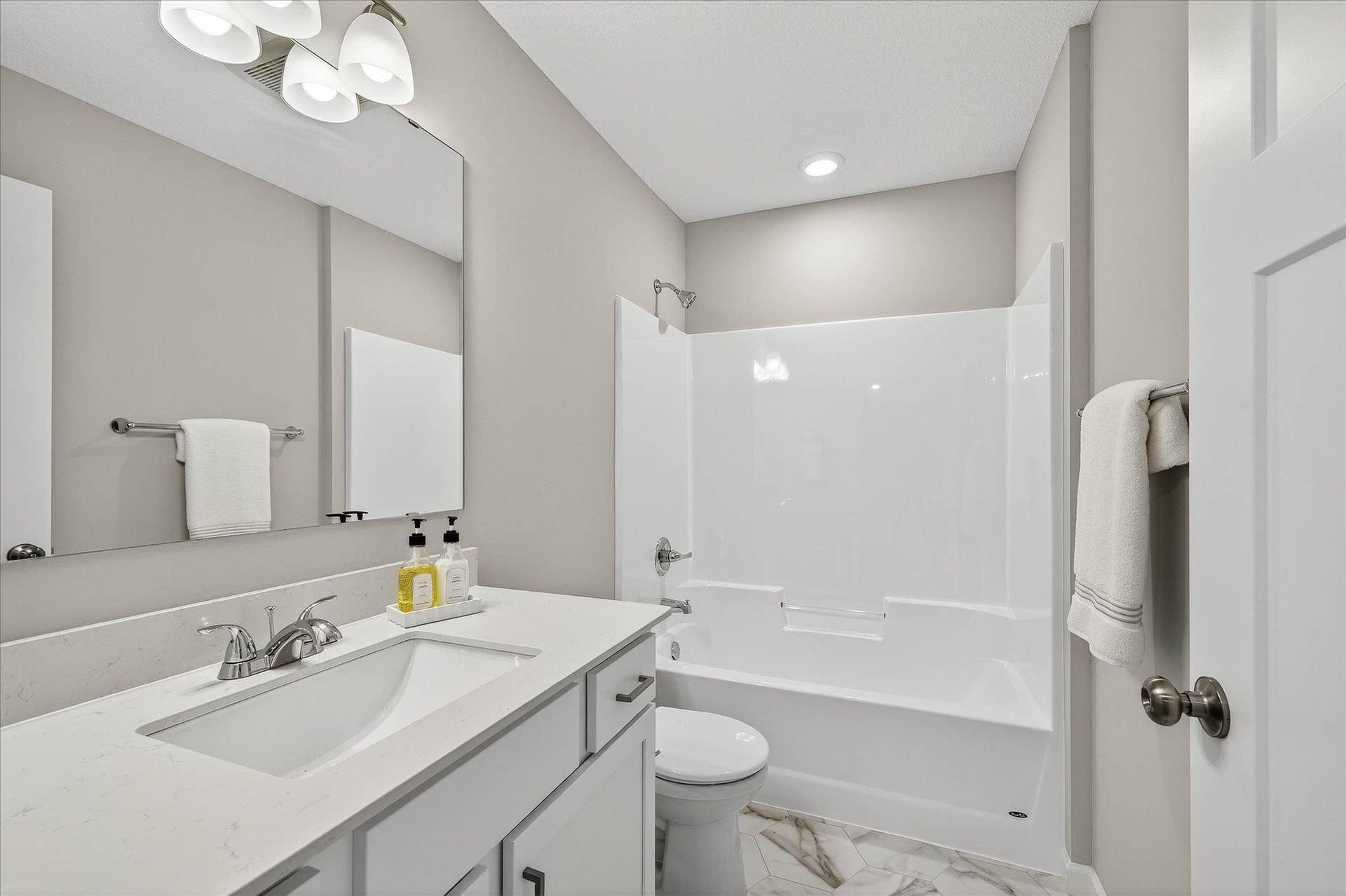 1756 Squirrel Way, New Richmond, WI 54017 Main Level Bath