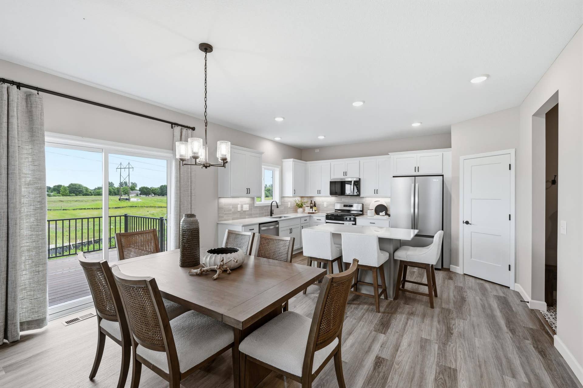 07-Dining and Kitchen.jpg
