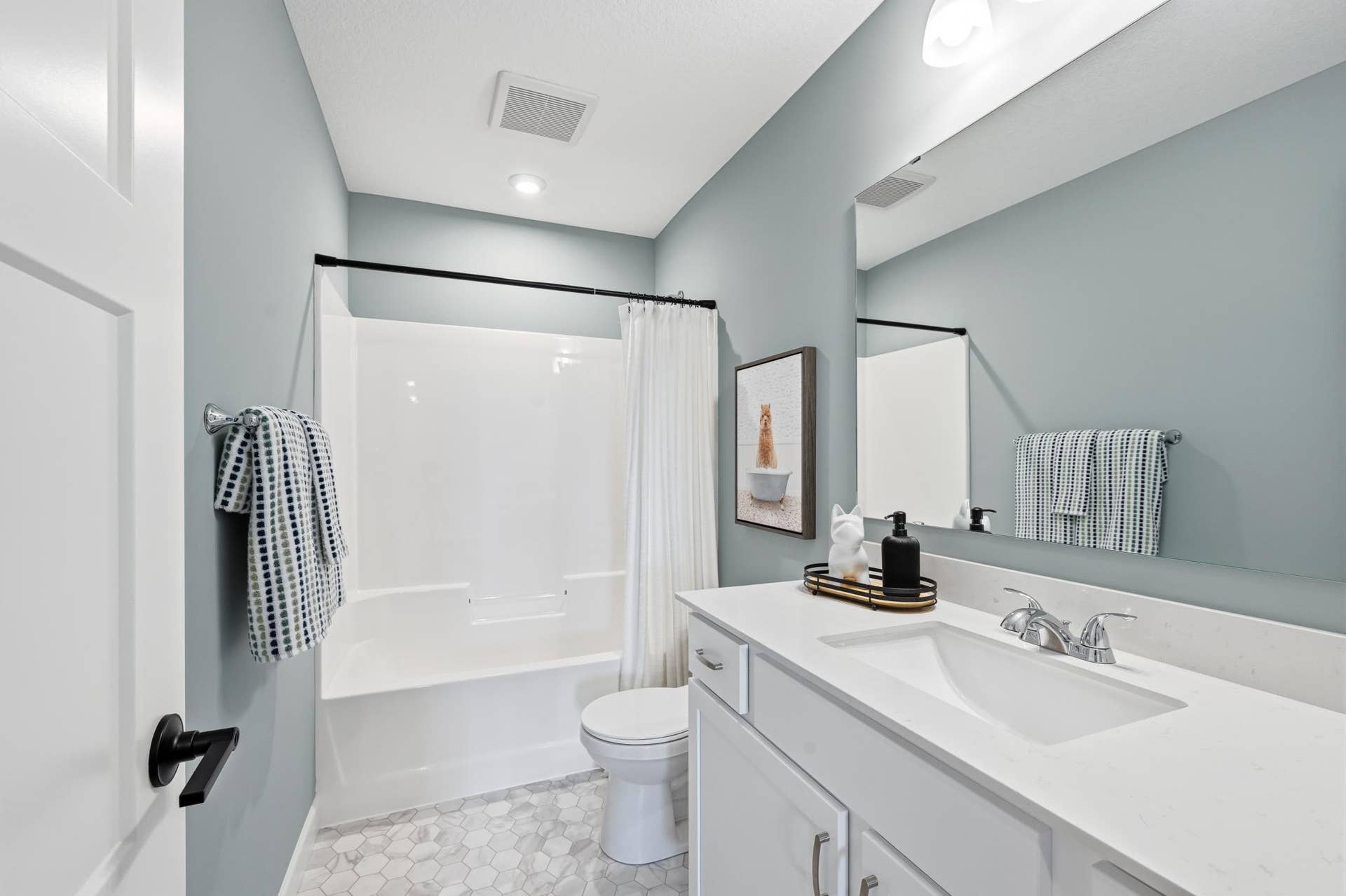 21-Upstairs Full Bath.jpg
