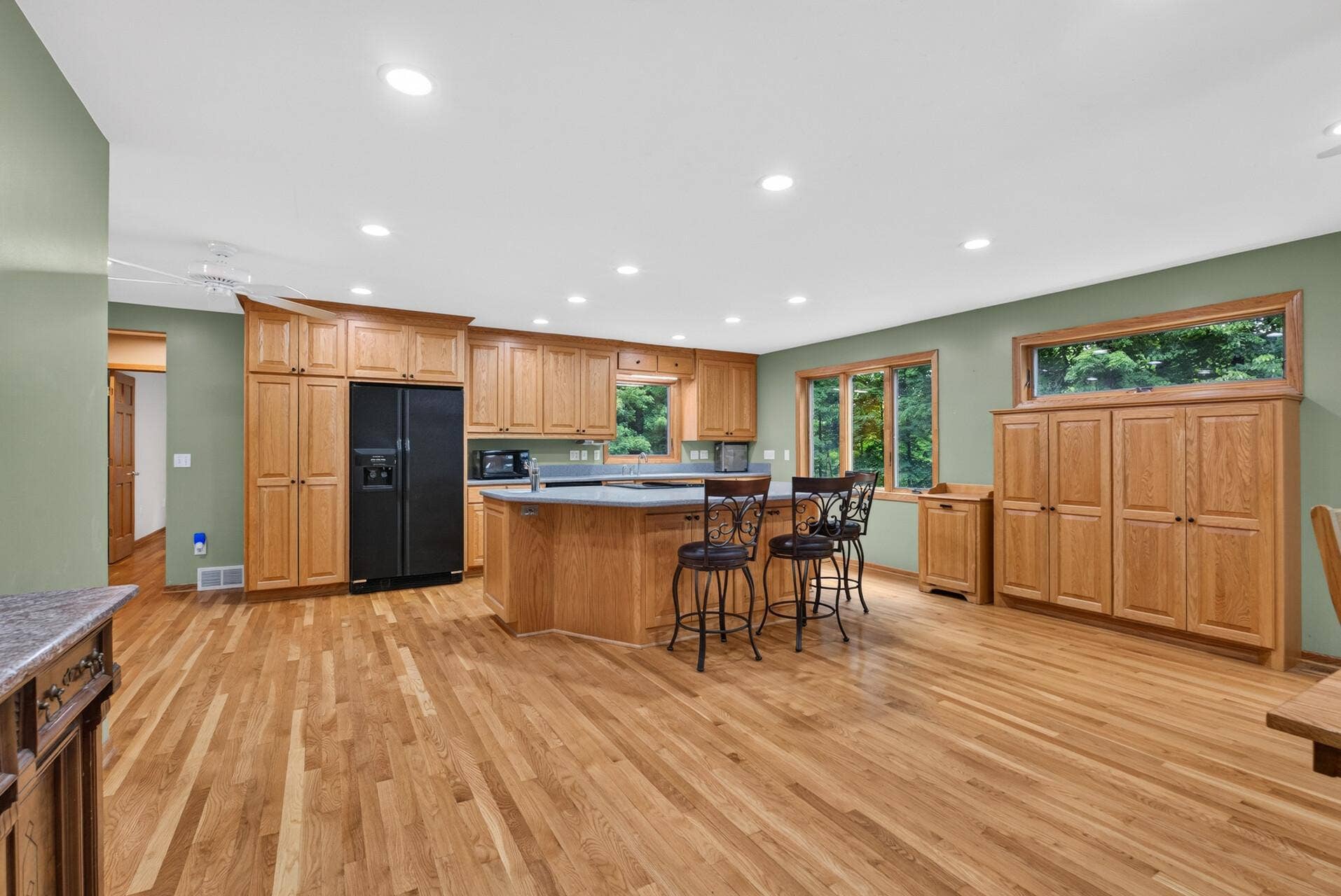 Large center island with prep sink and cooktop