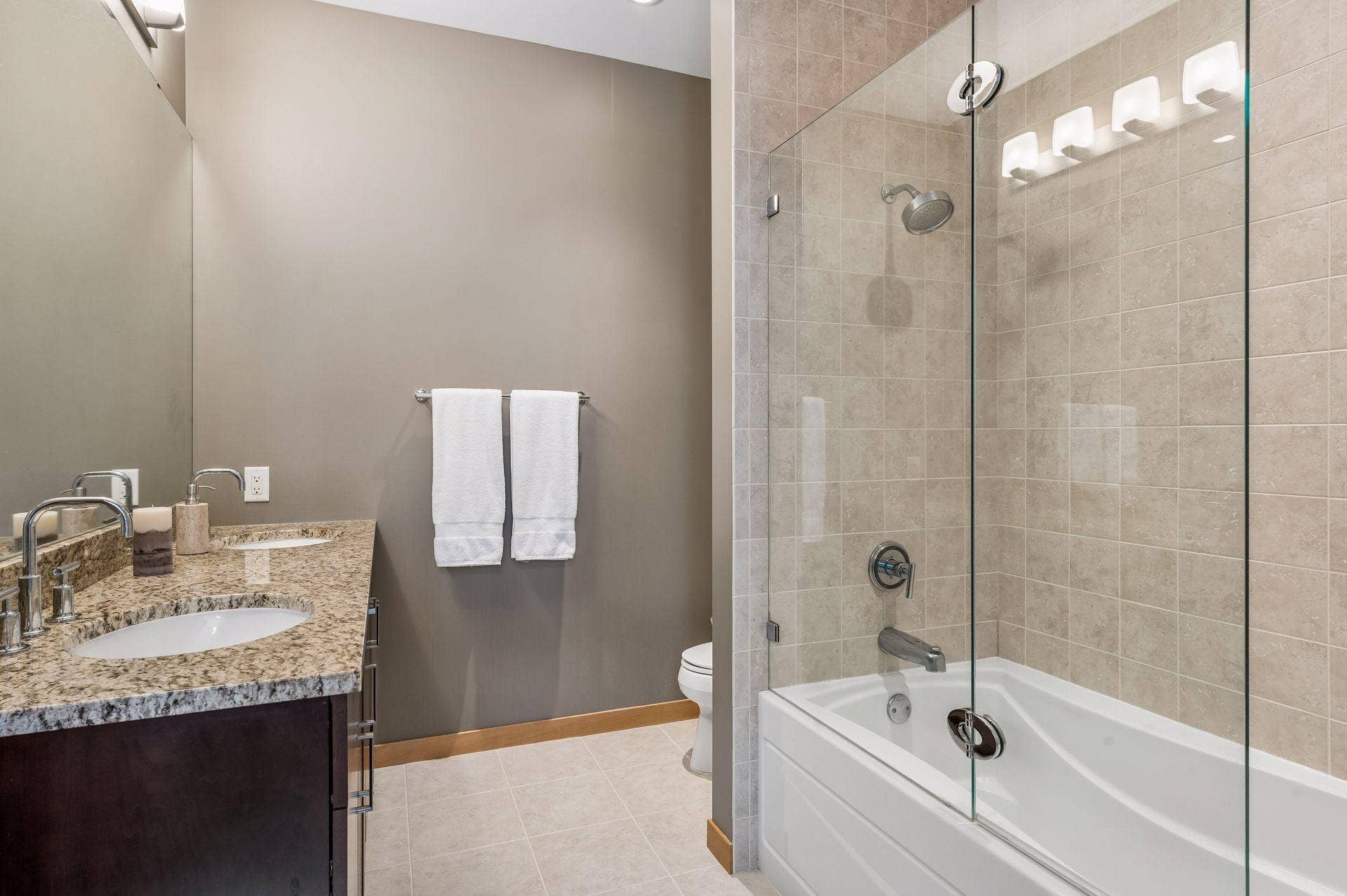 201 S 11th Street, #430, 19, Minneapolis, MN 55403 Primary Private Bathroom