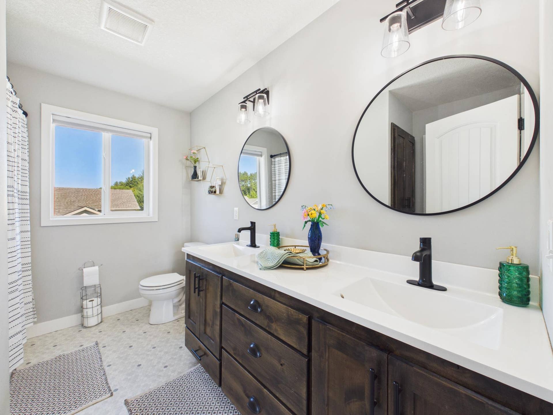 38377 Hunters Ridge Trail, North Branch, MN 55056 Full Bathroom with double sinks