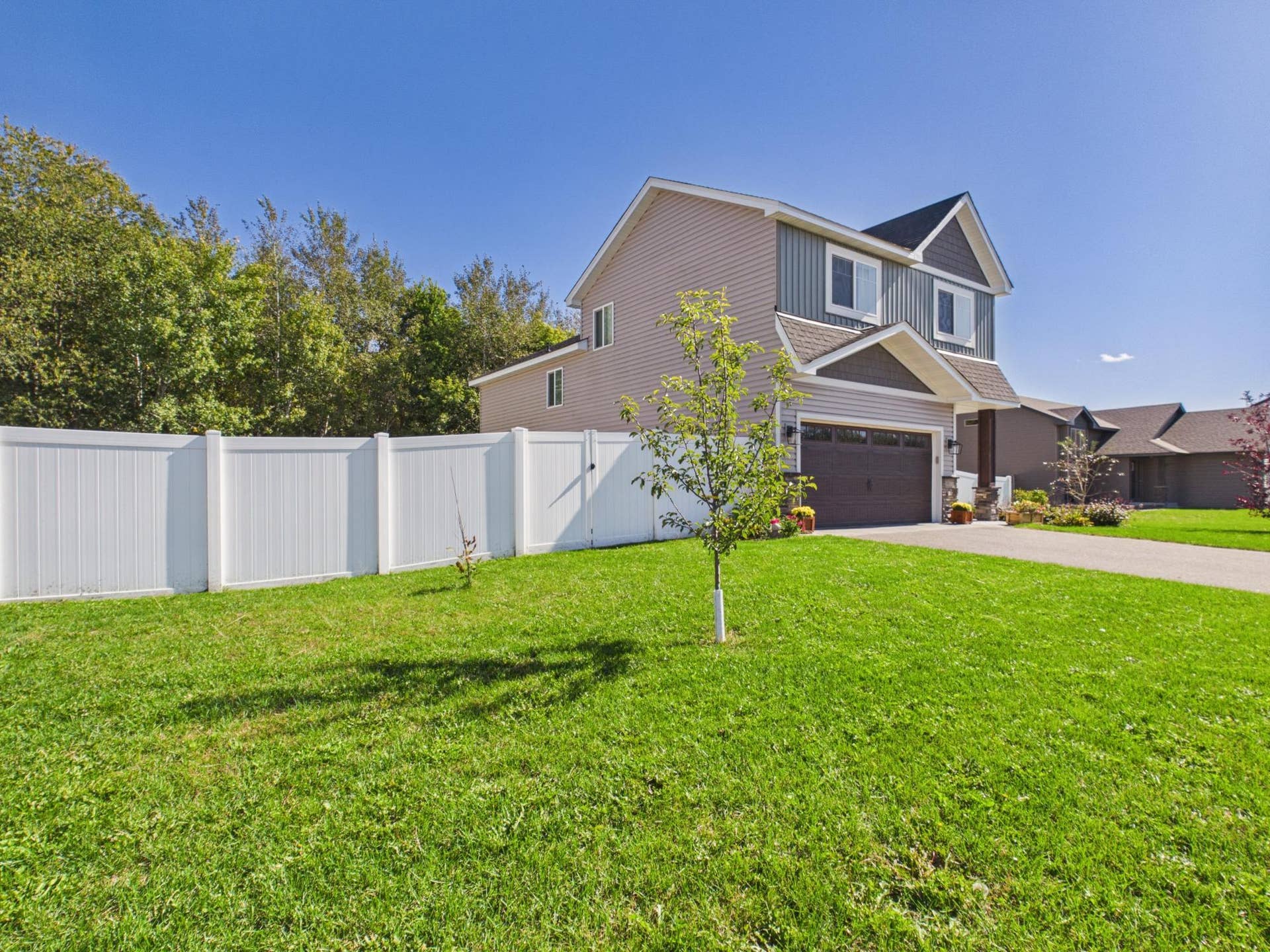 38377 Hunters Ridge Trail, North Branch, MN 55056 Privacy fence installed 2021, double door