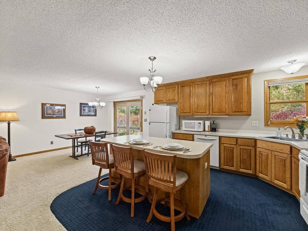 7080 Highway 12, #U, Independence, MN 55359 016-022-Kitchen-1024x768.jpg