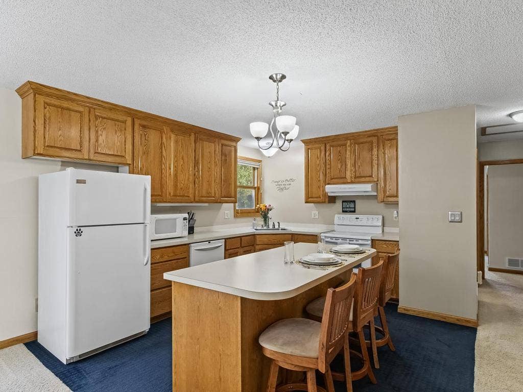 7080 Highway 12, #U, Independence, MN 55359 018-019-Kitchen-1024x768.jpg