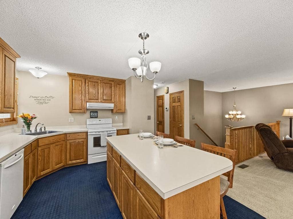 7080 Highway 12, #U, Independence, MN 55359 019-030-Kitchen-1024x768.jpg