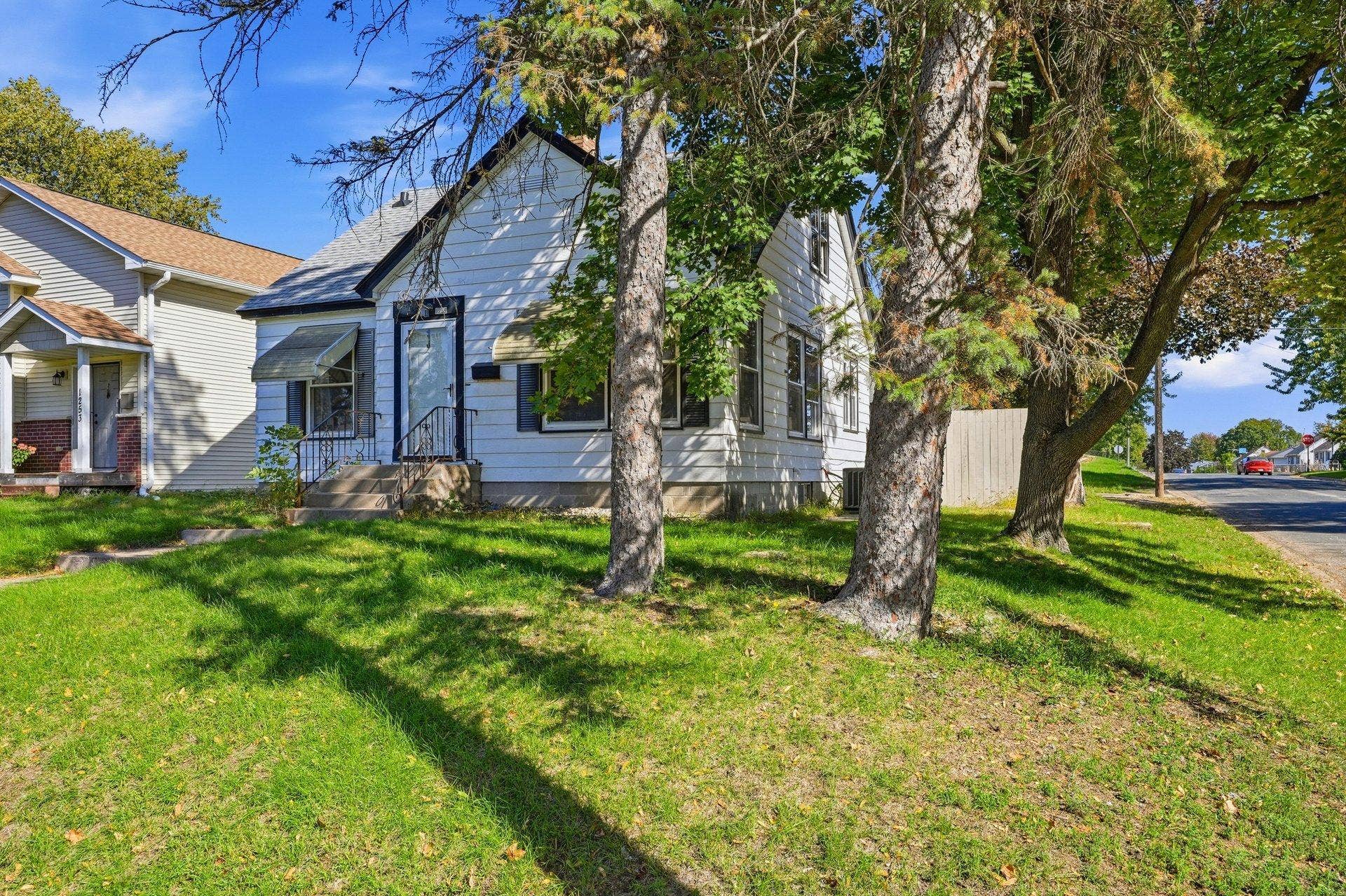 1255 6th Avenue S, South Saint Paul, MN 55075 002_1255_6th_ave_s_4_900.jpg