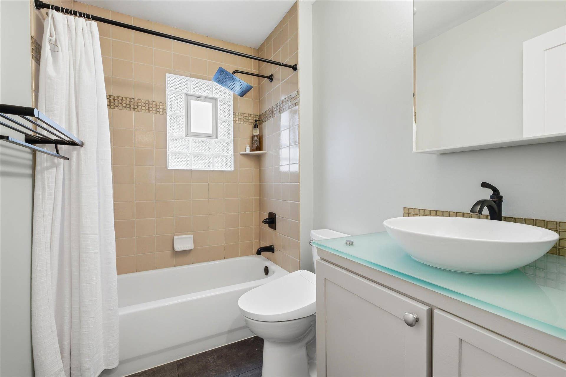 1264 Hoyt Avenue W, 89, Saint Paul, MN 55108 Main level full bathroom