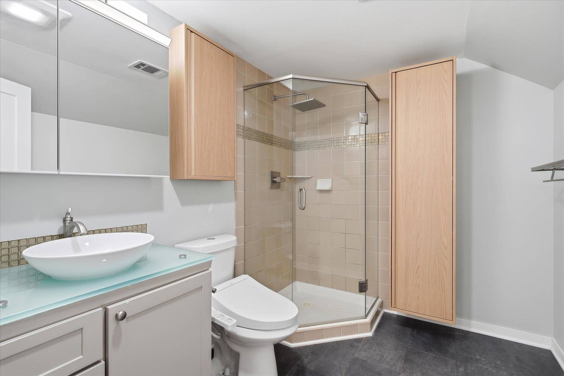1264 Hoyt Avenue W, 89, Saint Paul, MN 55108 3/4 bathroom