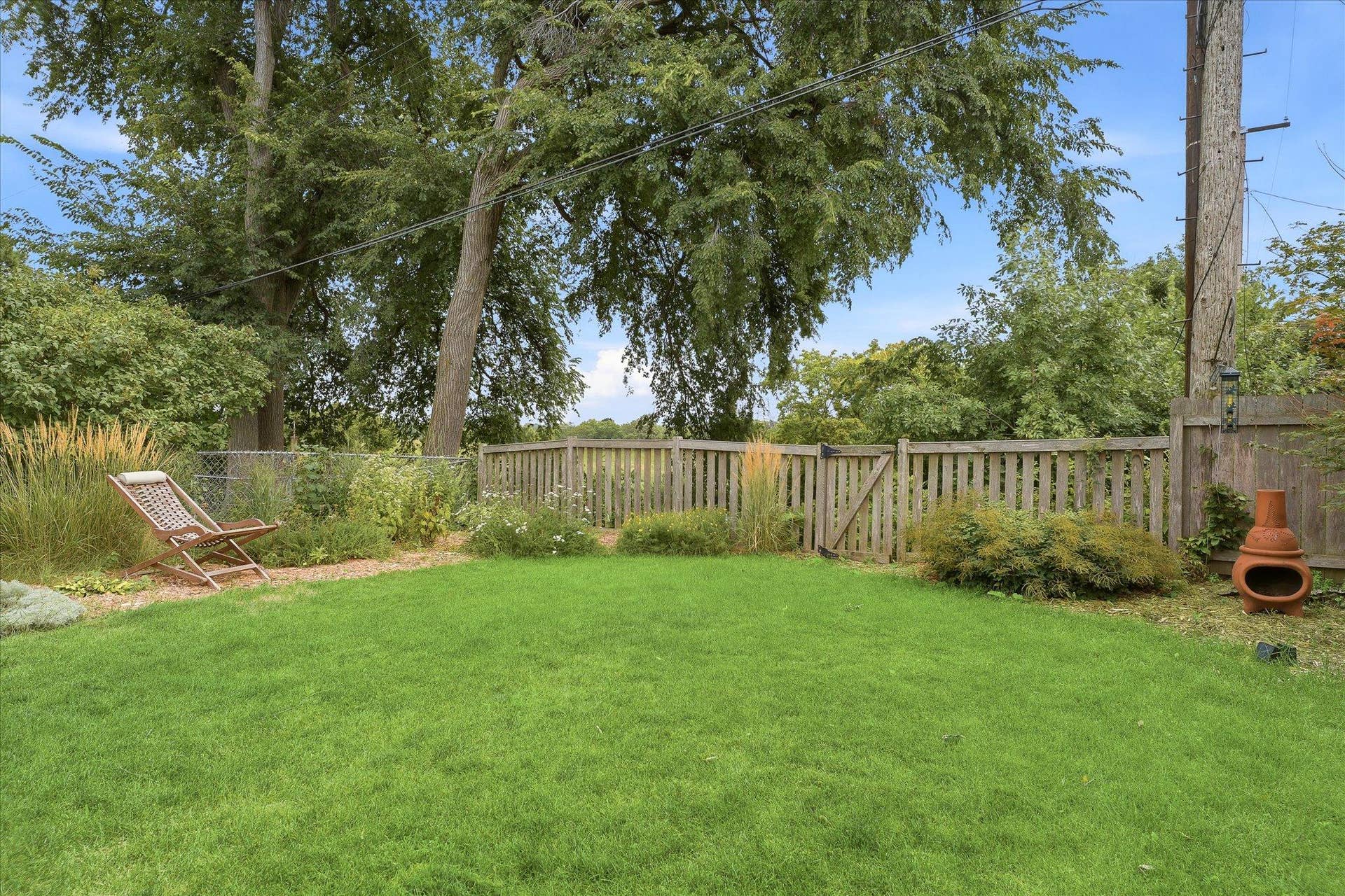 1264 Hoyt Avenue W, 89, Saint Paul, MN 55108 Beautifully landscaped yard