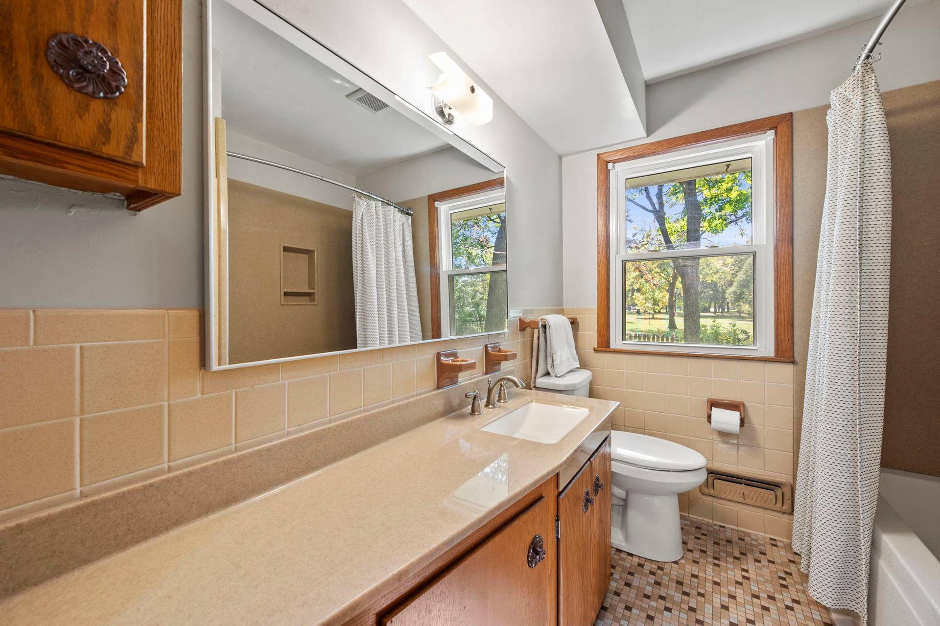 6609 74th Avenue N, Brooklyn Park, MN 55428 Bathroom on the main floor with tile that is in excellent condition. The tub has been updated.