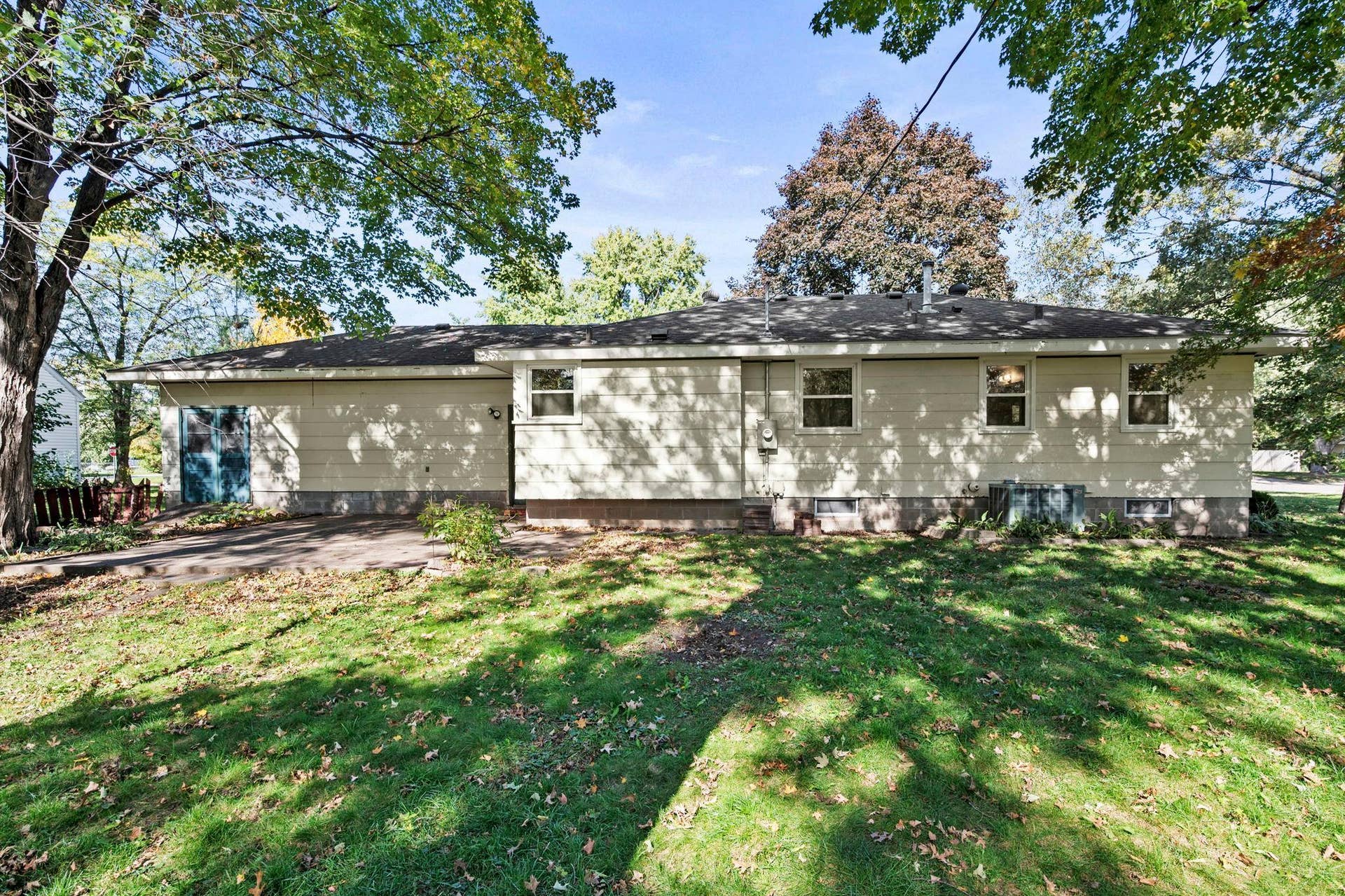 6609 74th Avenue N, Brooklyn Park, MN 55428 Set on a beautiful lot backing up to a tree-lined neighborhood park.