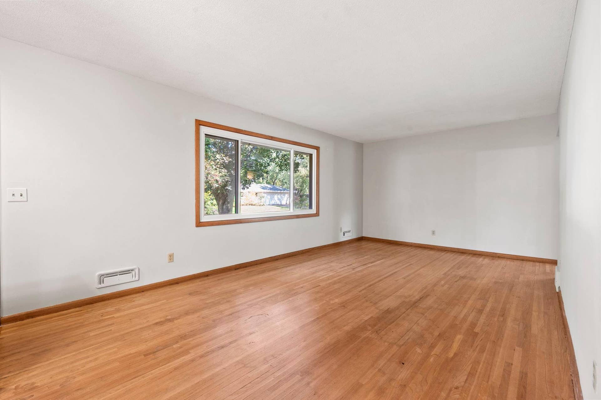 6609 74th Avenue N, Brooklyn Park, MN 55428 Big picture window. All the windows in the home have been replaced and are in excellent condition.