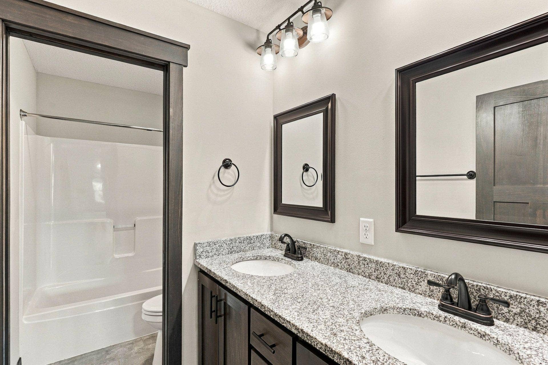 8212 198th Street W, Lakeville, MN 55044 UL bath 2