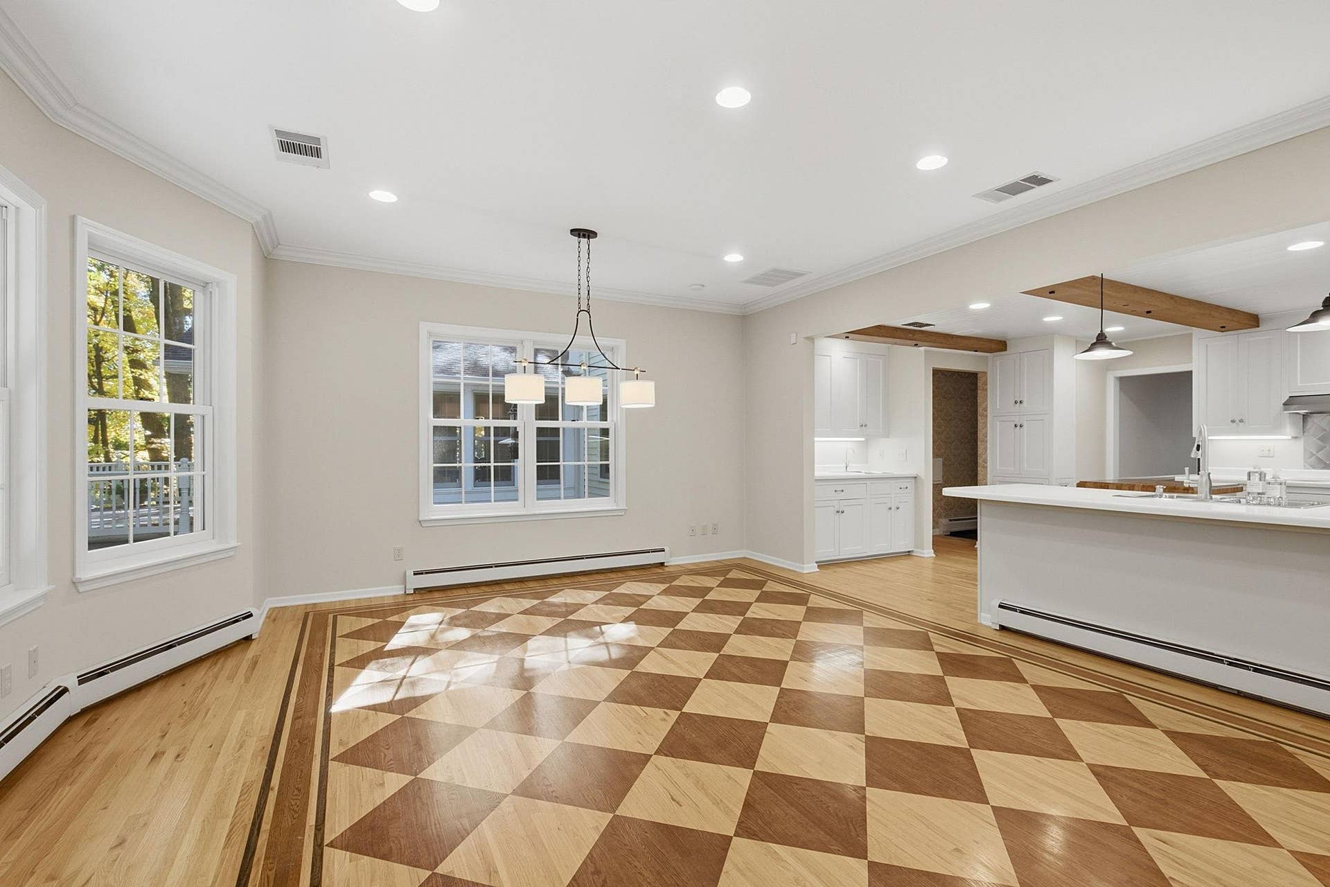 1330 Urbandale Lane N, Plymouth, MN 55447 Easily entertain or enjoy a meal in the informal dining space or at the breakfast counter