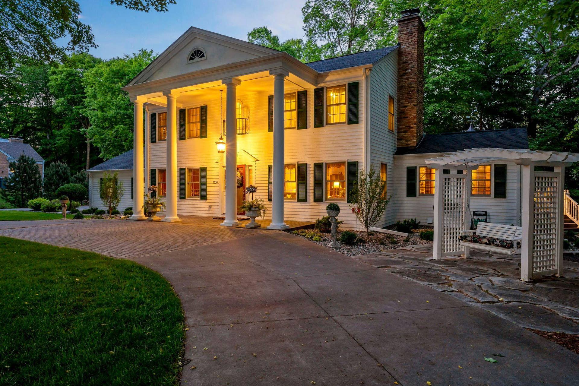 1330 Urbandale Lane N, Plymouth, MN 55447 Charming curb appeal as you drive up the circular driveway