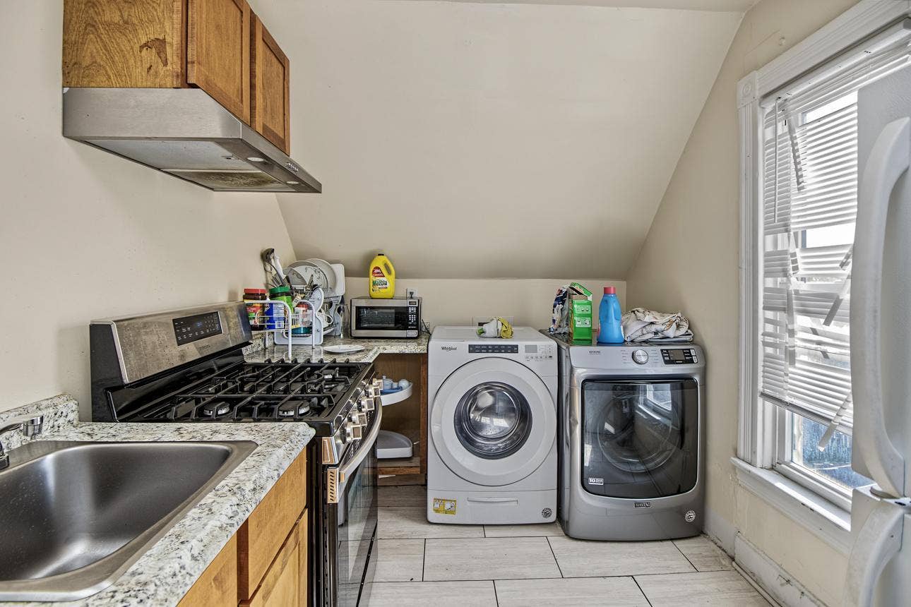 970 Sherburne Avenue, 102, Saint Paul, MN 55104 New stove, washer and dryer upper level