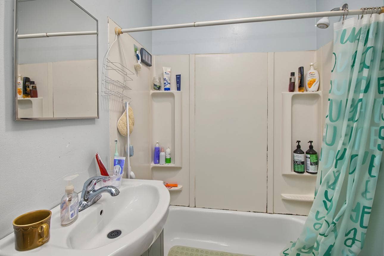 970 Sherburne Avenue, 102, Saint Paul, MN 55104 Full bathroom main level
