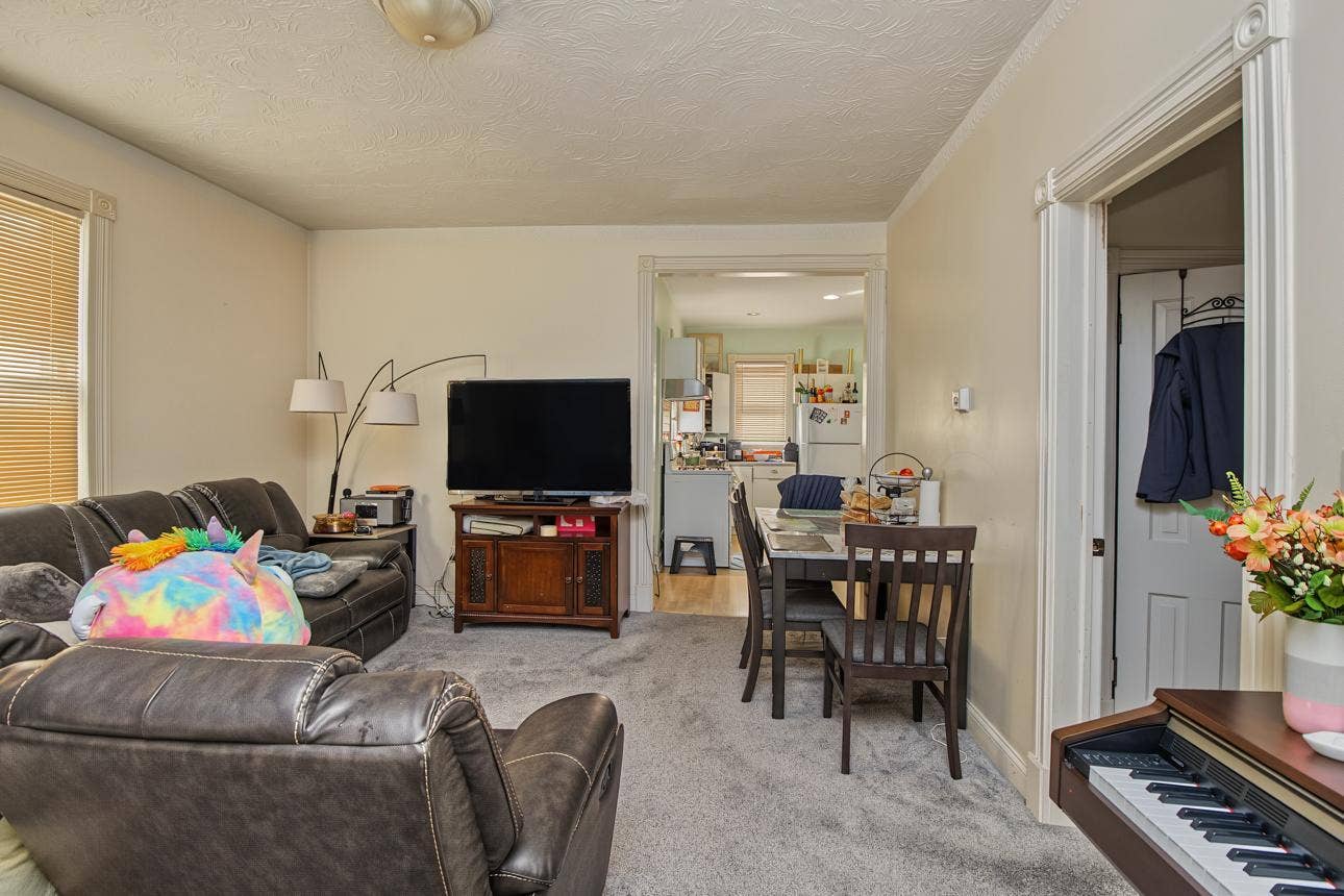 970 Sherburne Avenue, 102, Saint Paul, MN 55104 Main floor living room