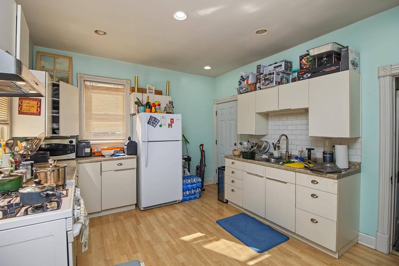 970 Sherburne Avenue, 102, Saint Paul, MN 55104 Nice kitchen main level