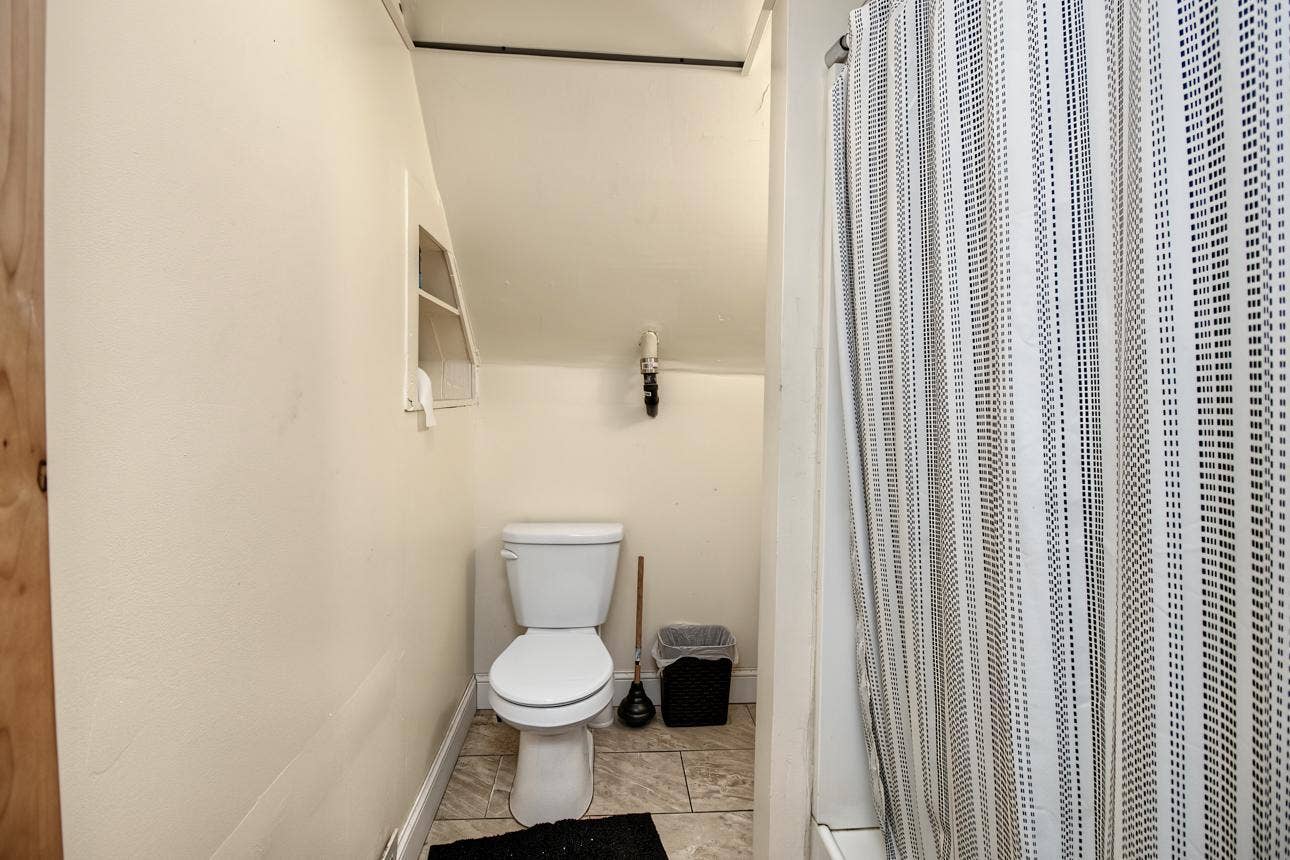 970 Sherburne Avenue, 102, Saint Paul, MN 55104 Full bathroom upper level
