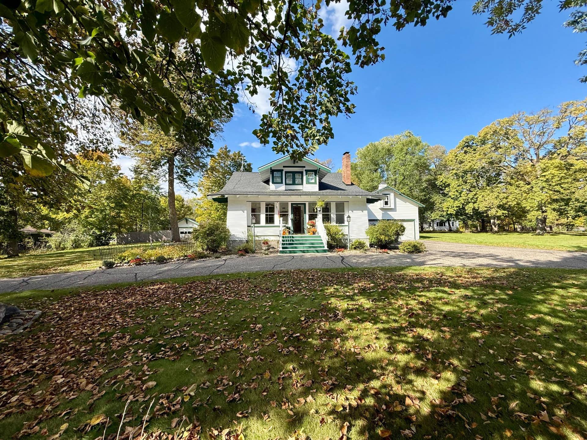 3308 N Nokomis NE, Alexandria, MN 56308 Front yard drive through