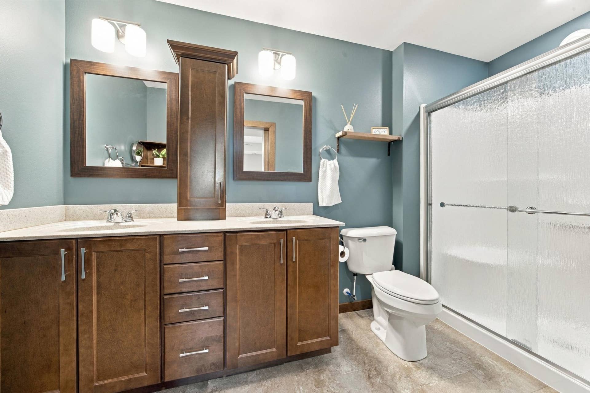 413 38th Avenue E, West Fargo, ND 58078 Primary Bath