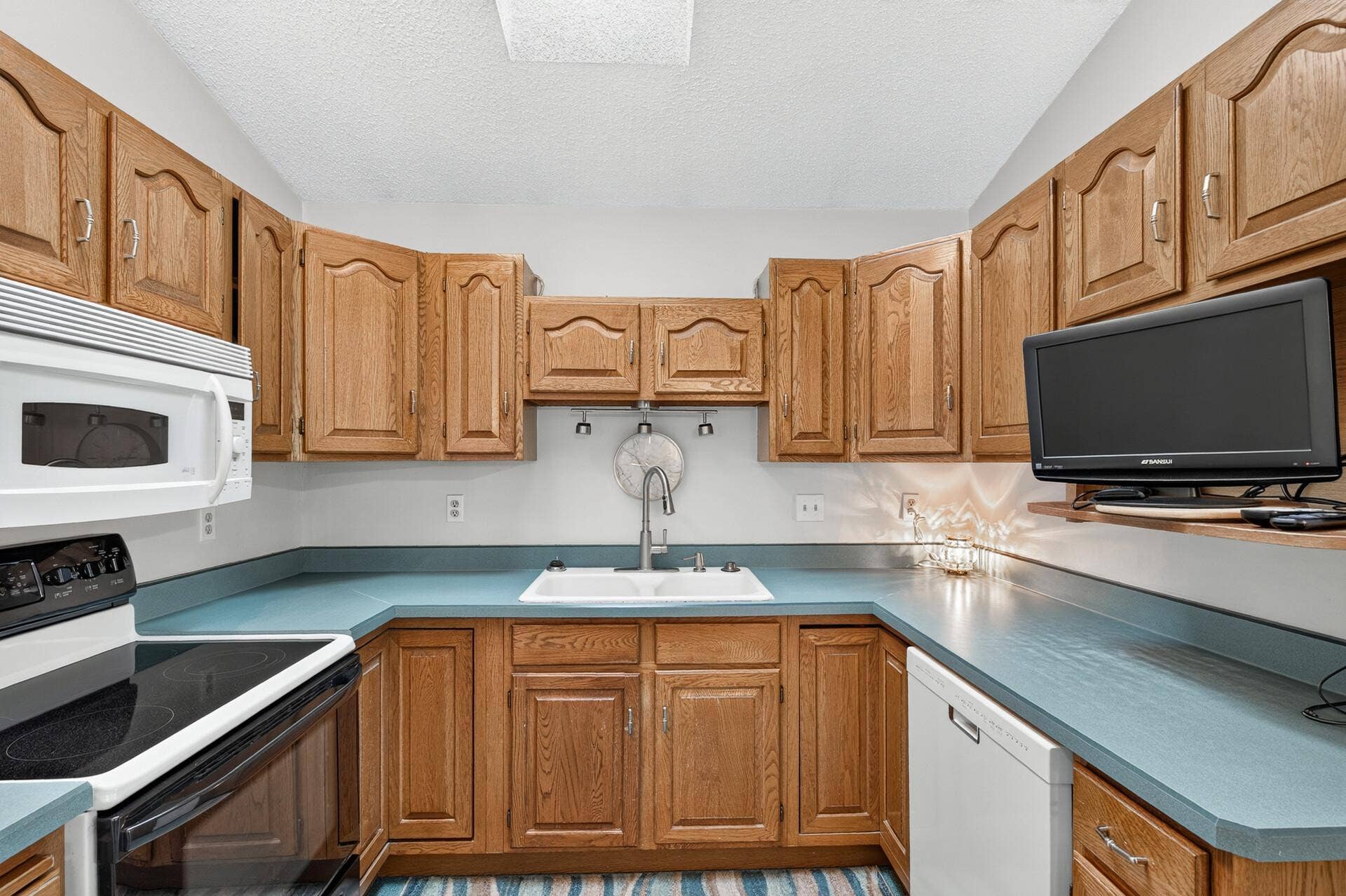 1608 Tierney Drive, Hastings, MN 55033 1608 Tierney Drive, Hastings, MN 55033