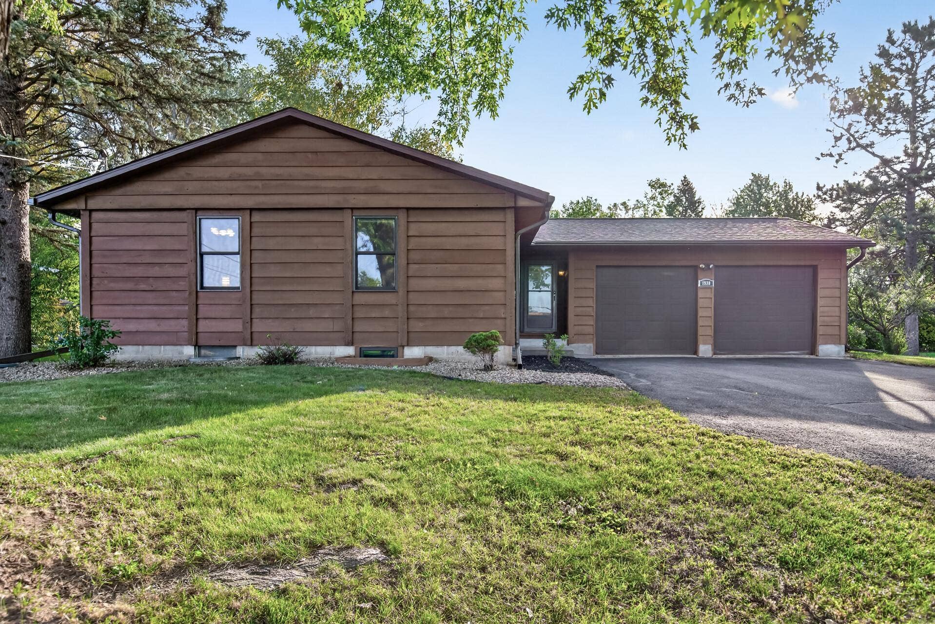 1938 Edgerton Street, Maplewood, MN 55117 Welcome home!