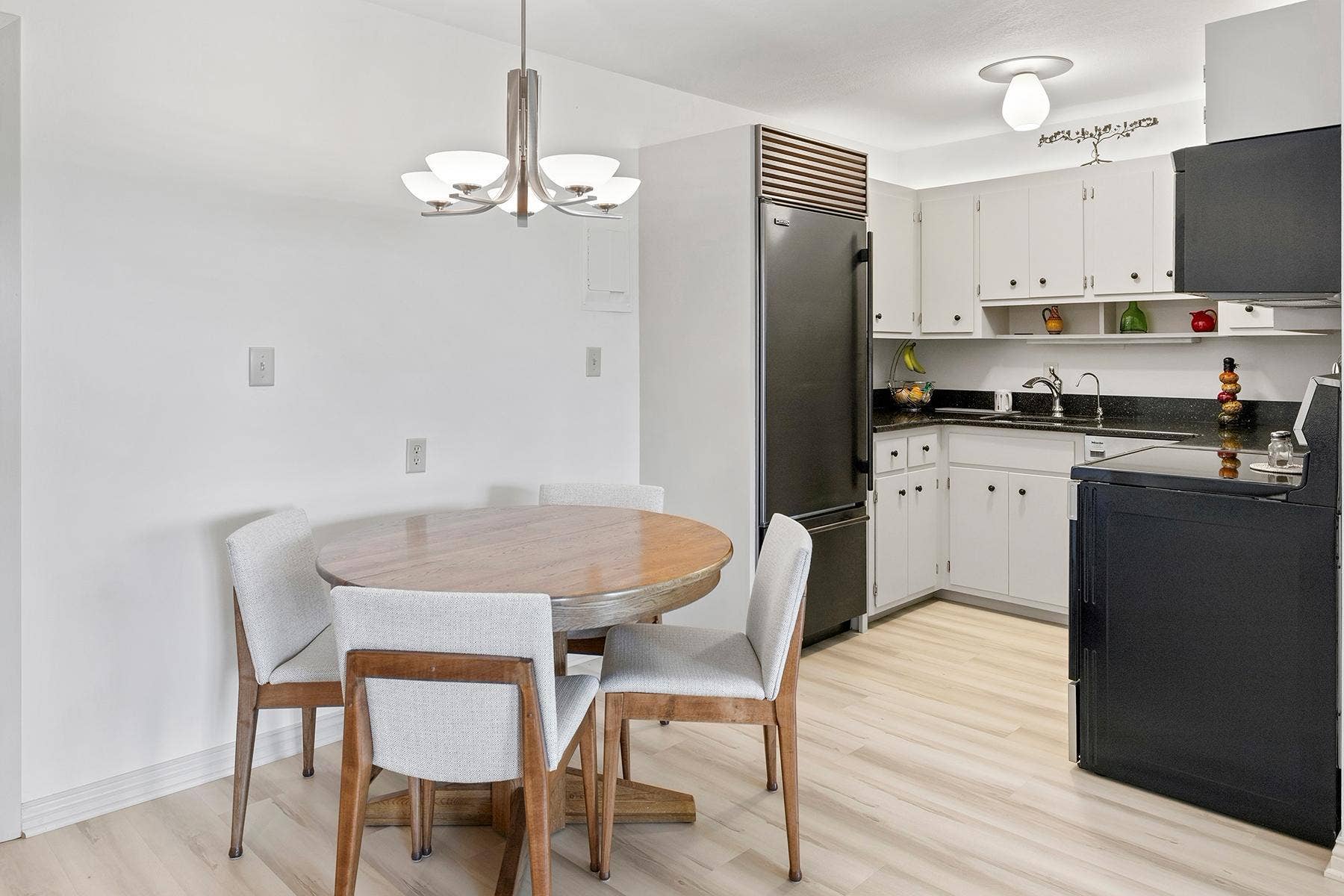 200 Mississippi River Boulevard N, #1C, 96, Saint Paul, MN 55104 Informal dining off the kitchen. New flooring throughout ties it all together.