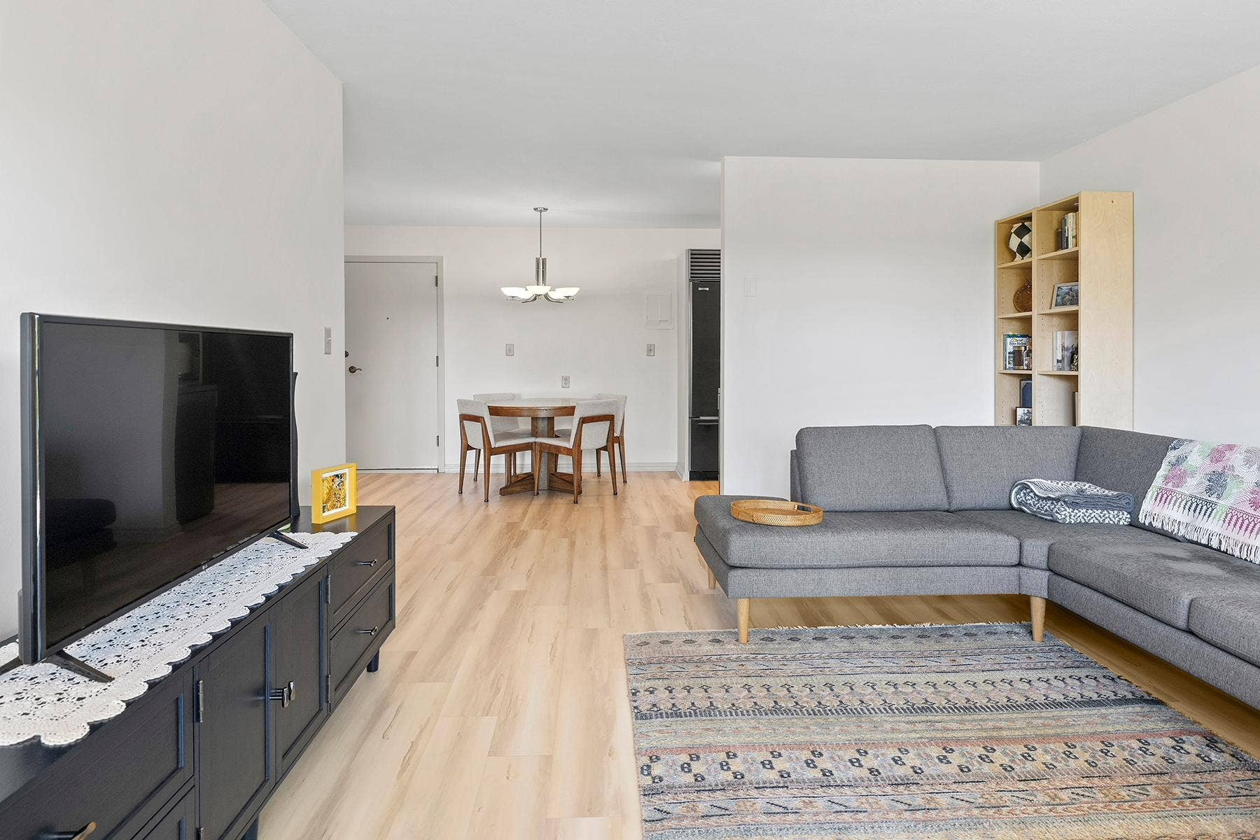 200 Mississippi River Boulevard N, #1C, 96, Saint Paul, MN 55104 Natural light pours in from the living room patio doors.