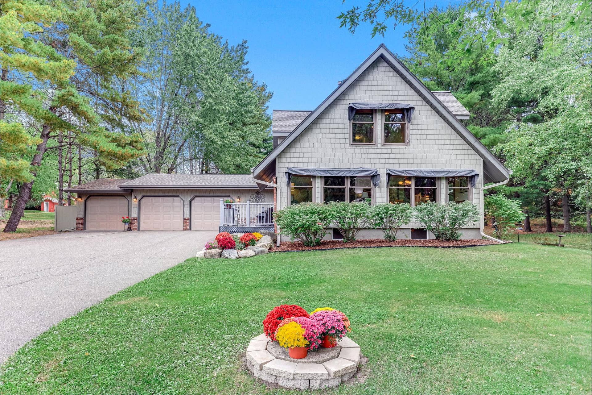 1401 Omaha Avenue N, Stillwater, MN 55082 Great curb appeal. Maintenance free siding and shakes. 3 year old roof.