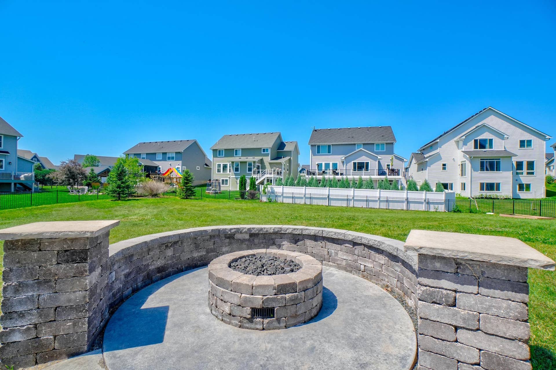 Gather around the gas firepit and enjoy evenings under the stars!