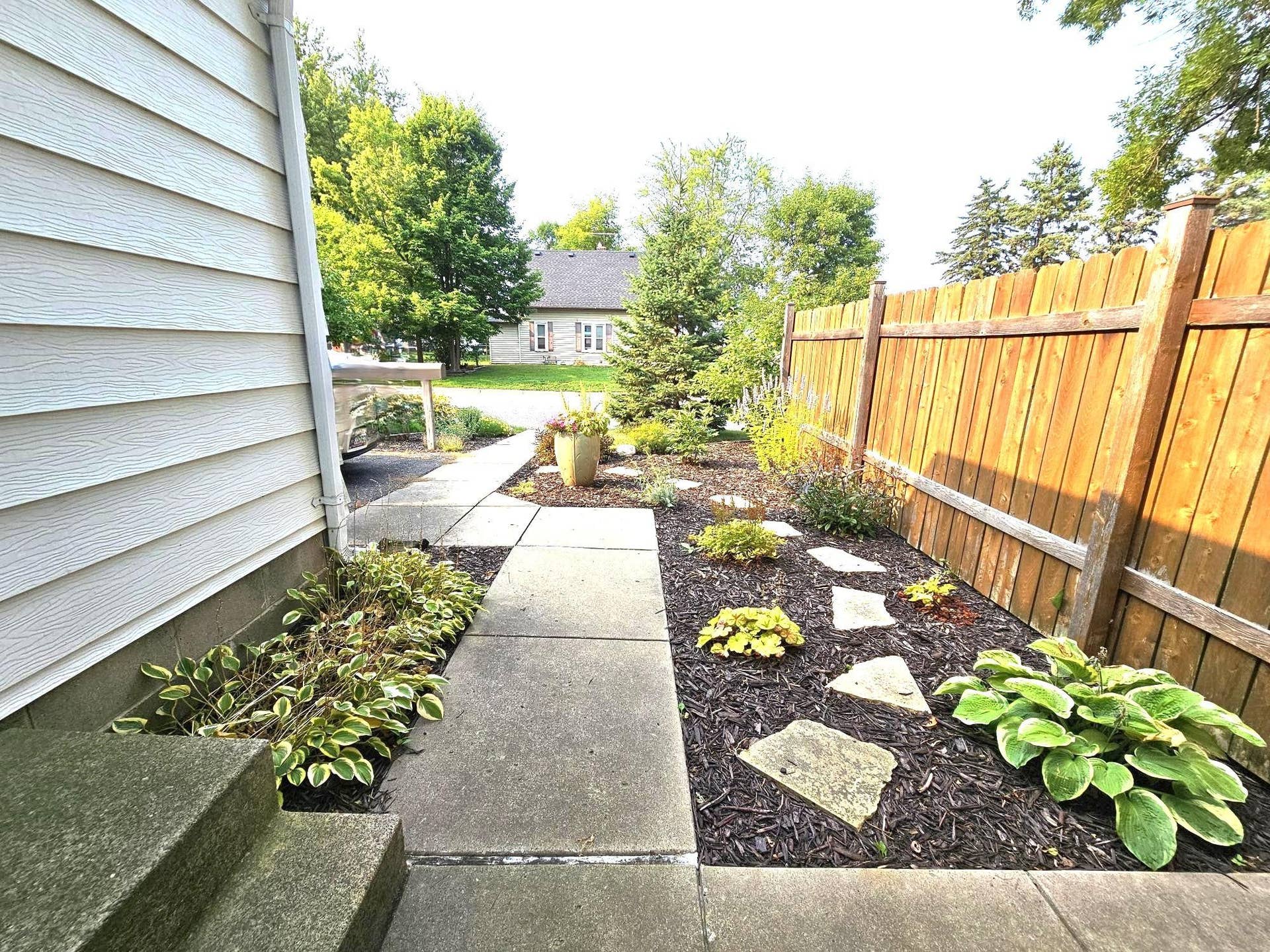 611 Central Avenue, Buffalo, MN 55313 Beautiful landscaping